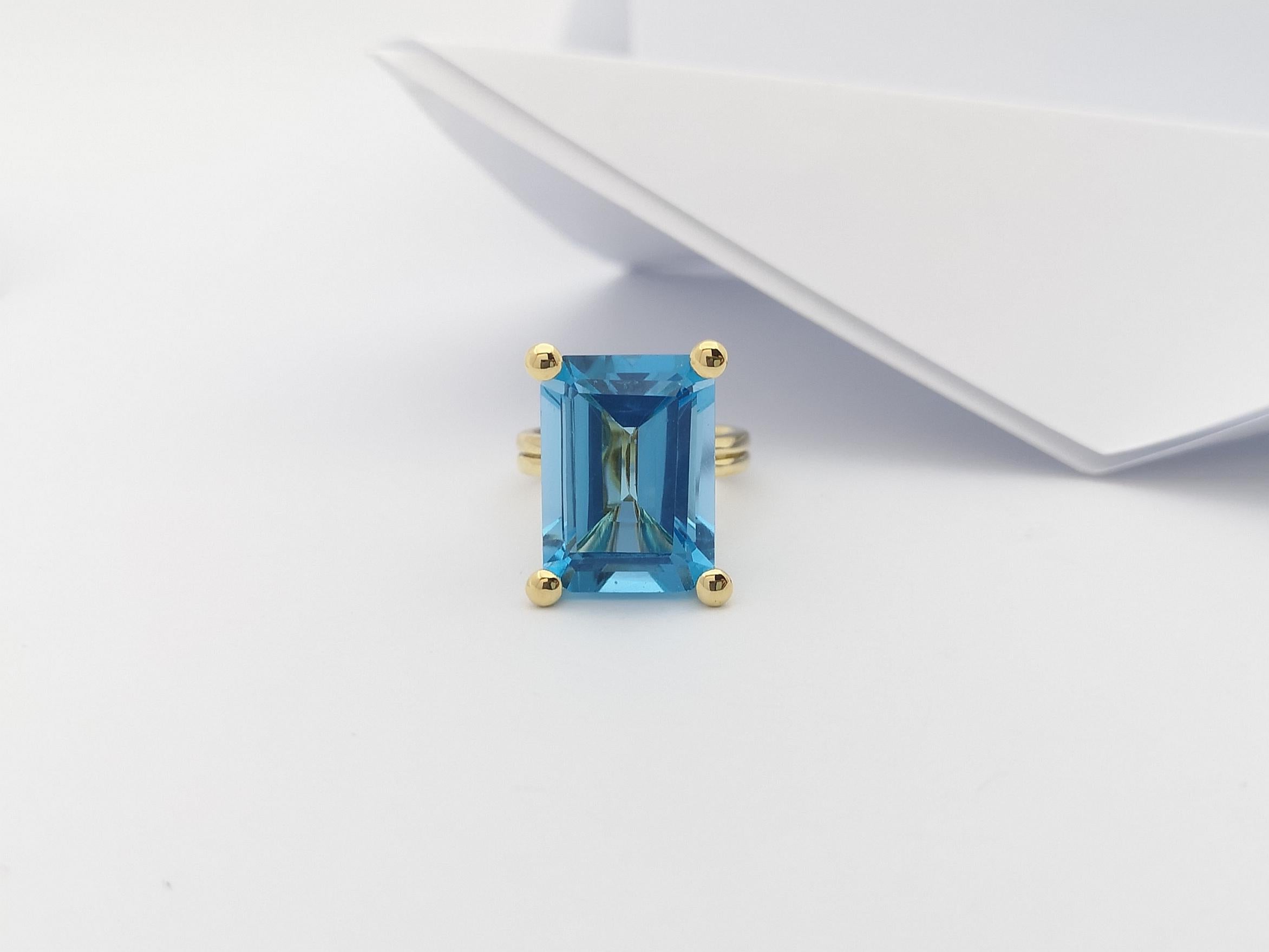 Blue Topaz Ring Set in 18 Karat Gold Settings For Sale 1