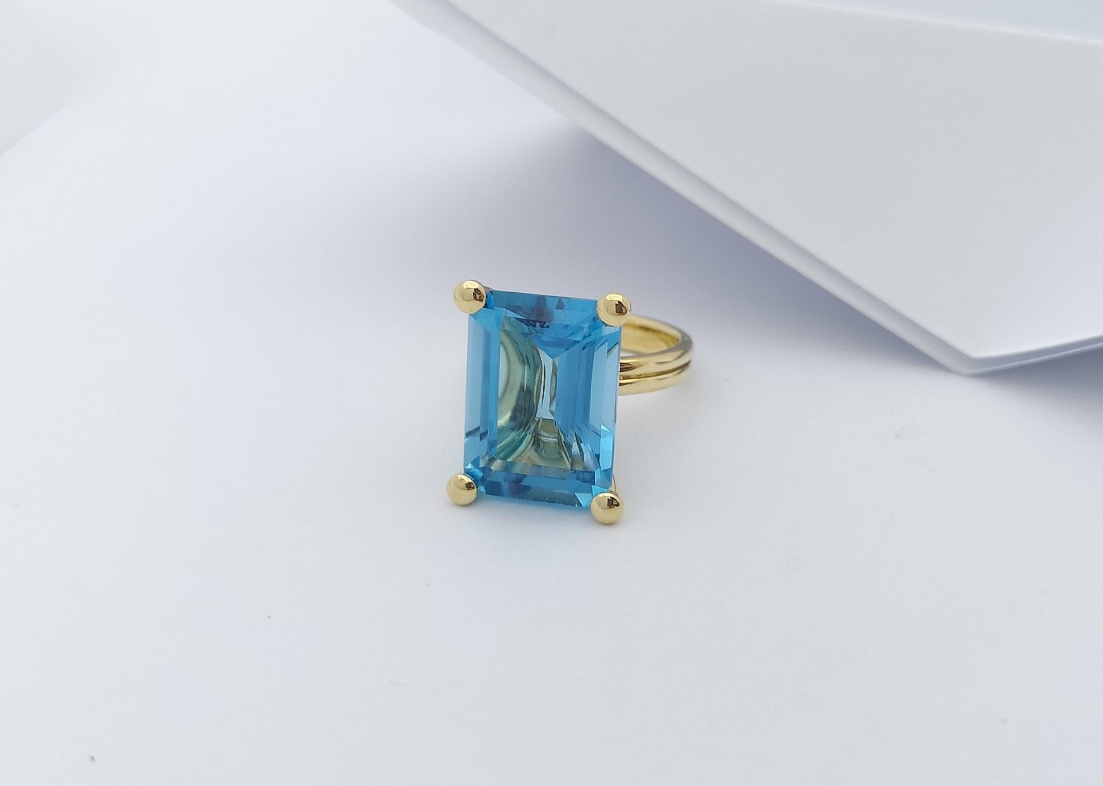 Blue Topaz Ring Set in 18 Karat Gold Settings For Sale 2