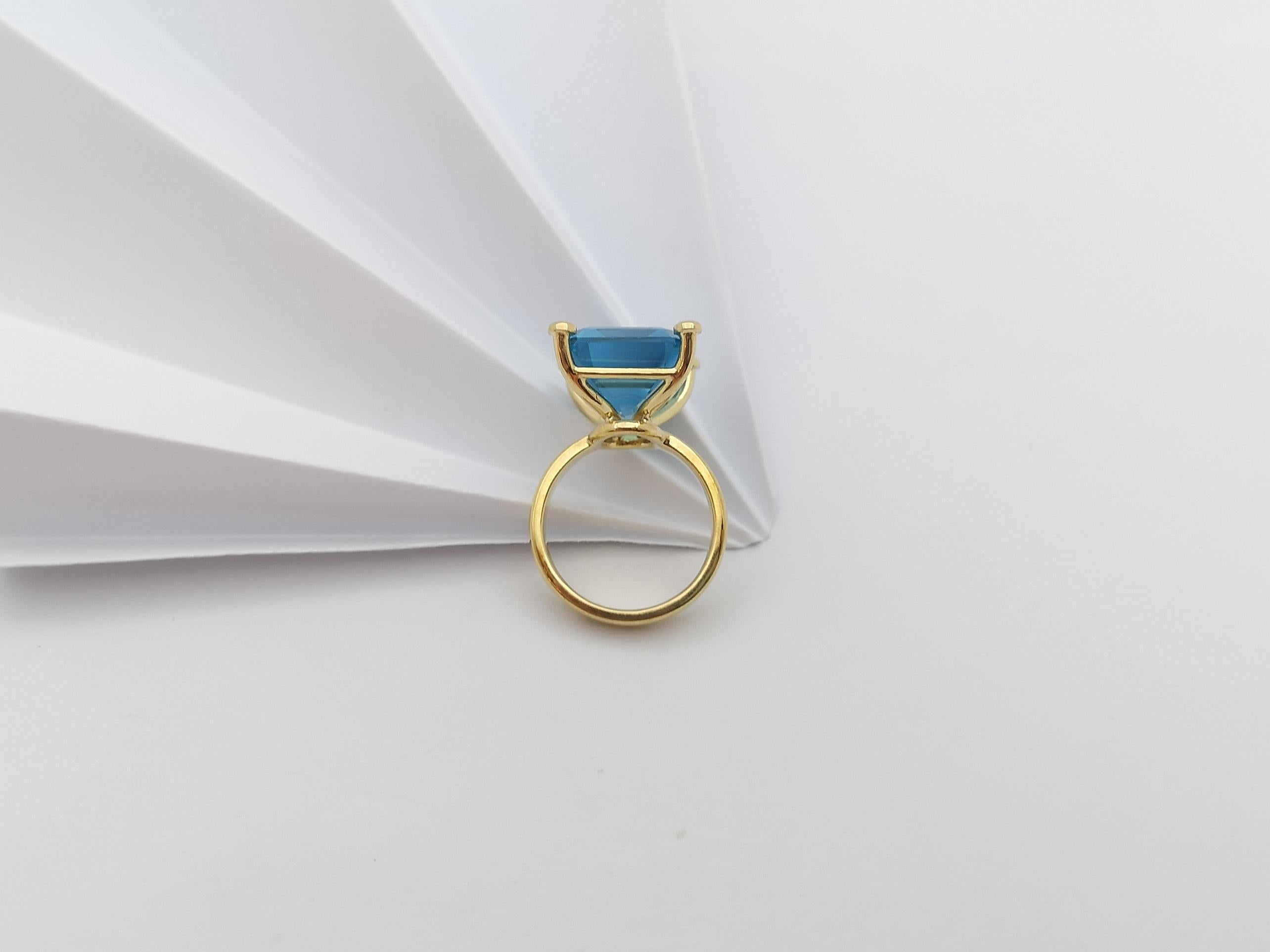 Blue Topaz Ring Set in 18 Karat Gold Settings For Sale 4