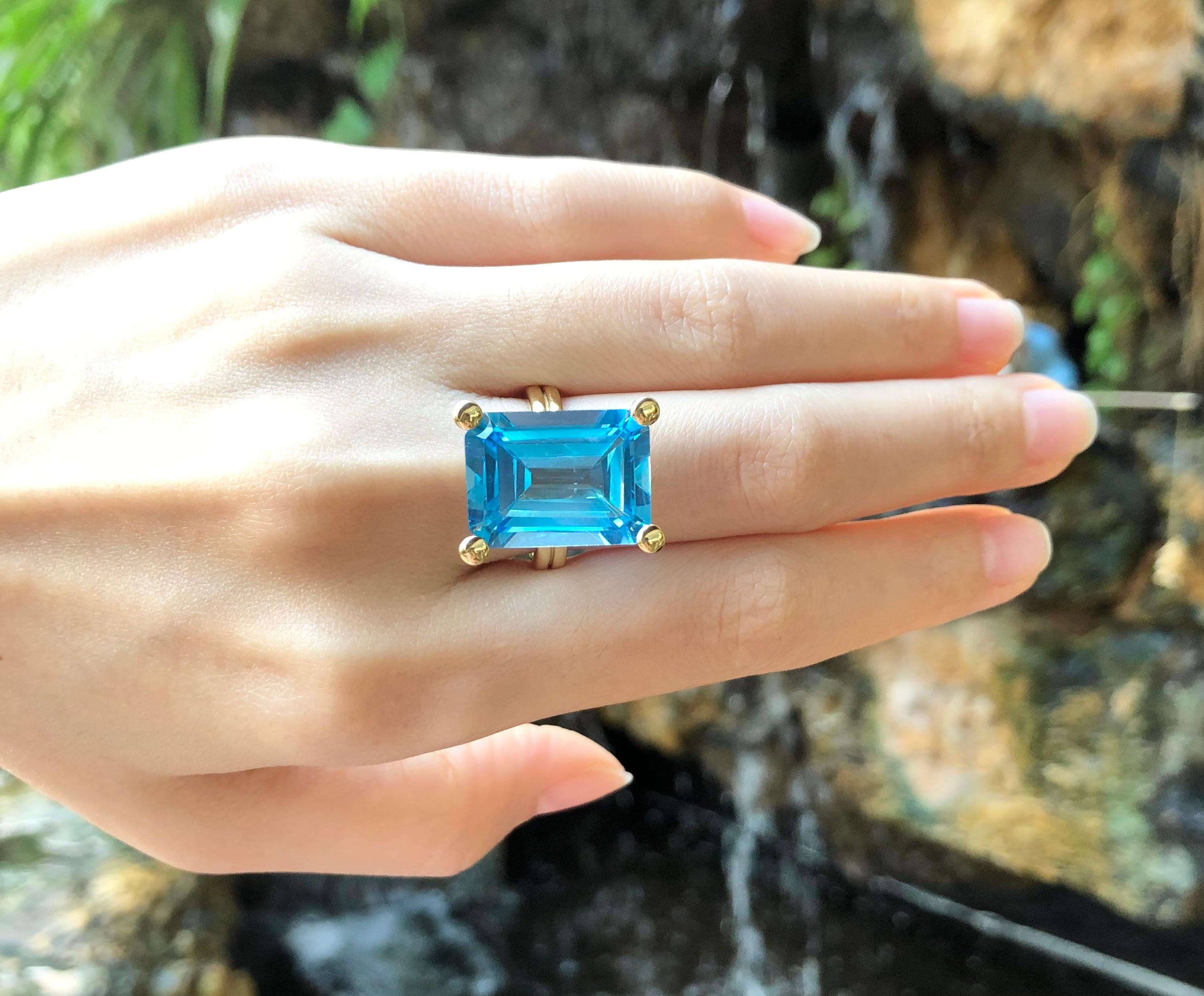 Blue Topaz 18.50 carats Ring set in 18 Karat Gold Settings

Width:  1.5 cm 
Length: 1.9 cm
Ring Size: 53
Total Weight: 11.19 grams


