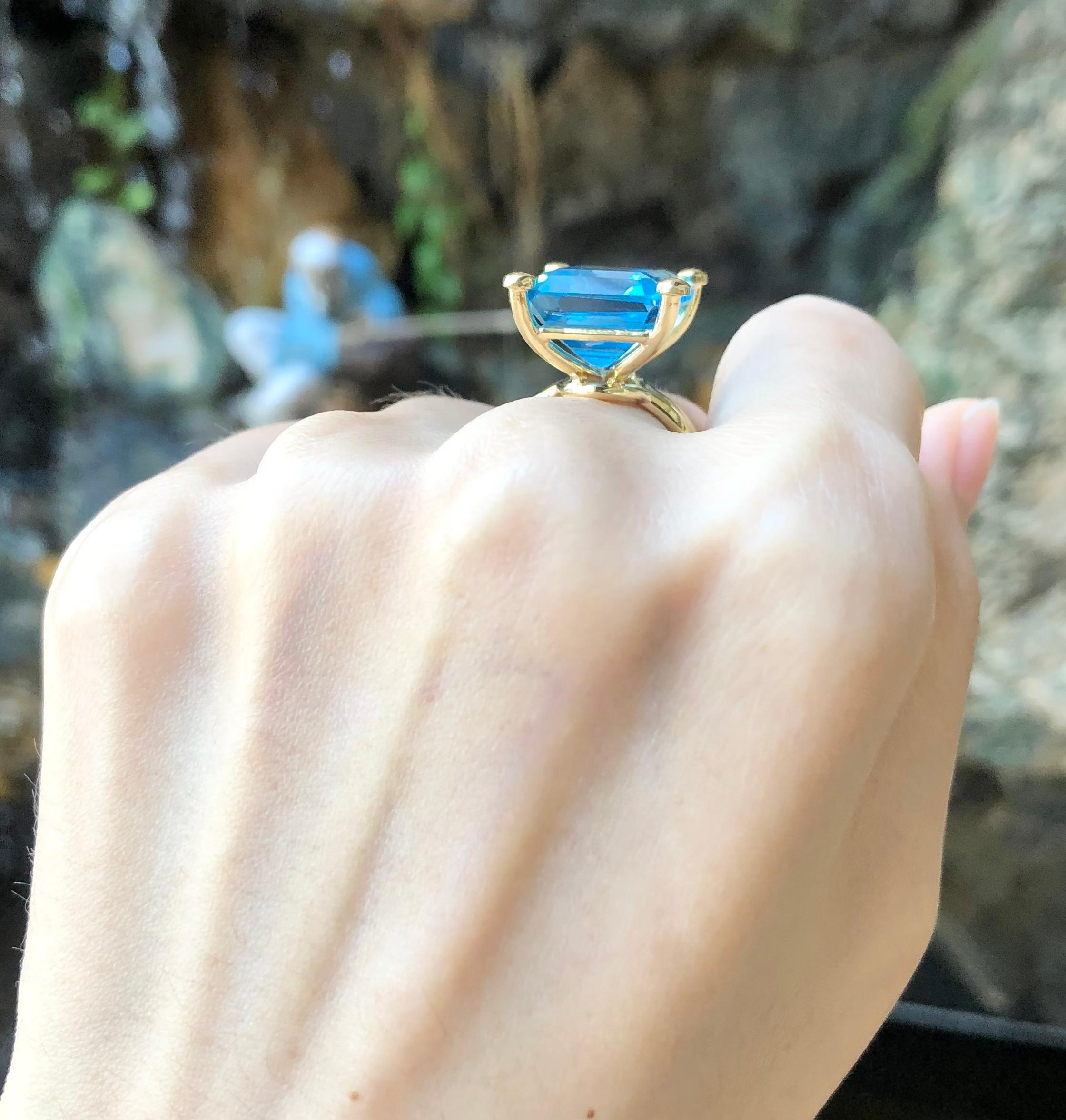 Bague en or 18 carats sertie d'une topaze bleue Neuf - En vente à Bangkok, TH