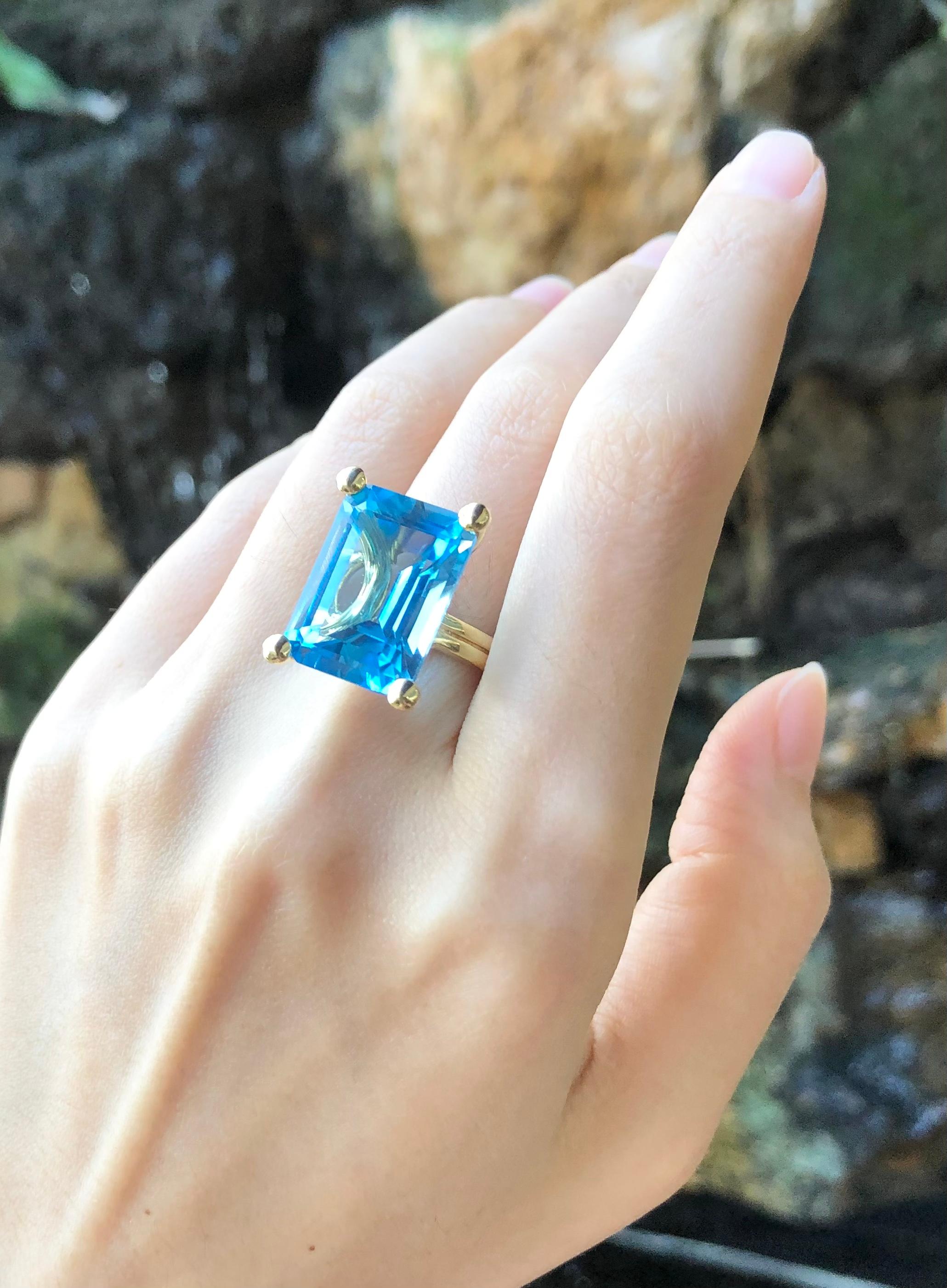 Contemporary Blue Topaz Ring Set in 18 Karat Gold Settings For Sale