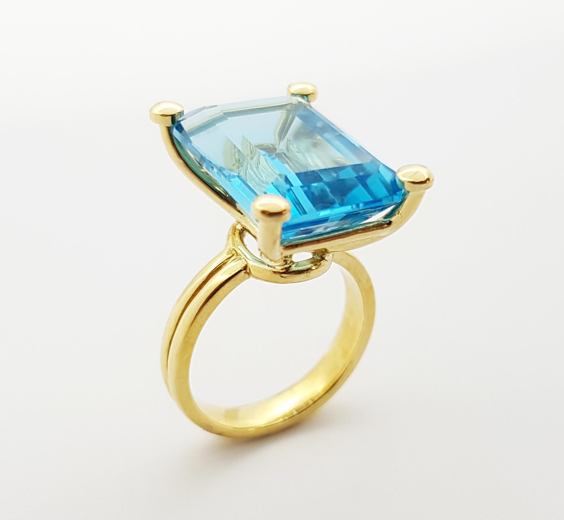 Blue Topaz Ring Set in 18 Karat Gold Settings In New Condition For Sale In Bangkok, TH