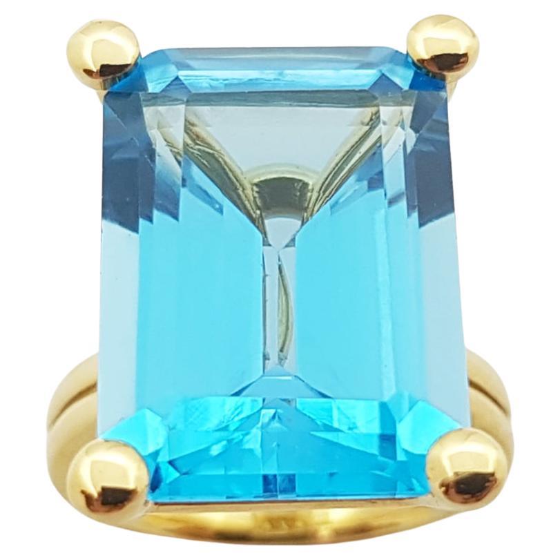 Bague en or 18 carats sertie d'une topaze bleue en vente