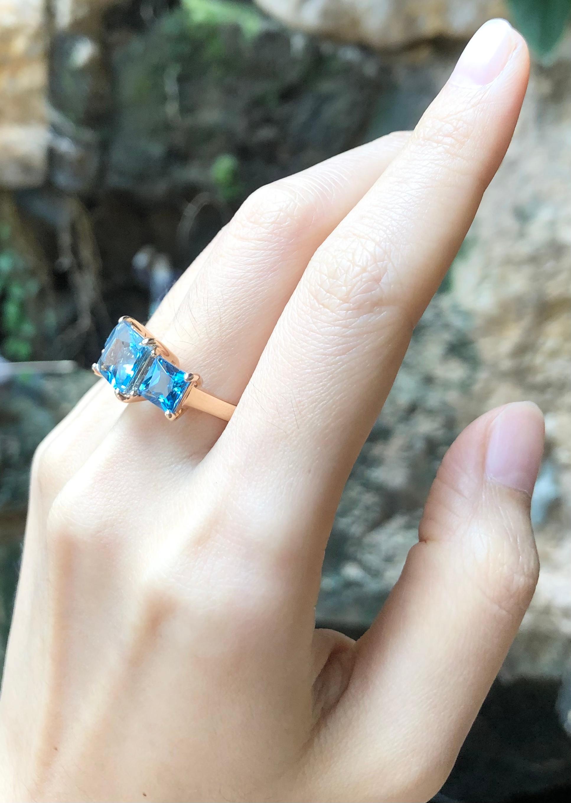 Contemporary Blue Topaz Ring Set in 18 Karat Rose Gold Settings For Sale