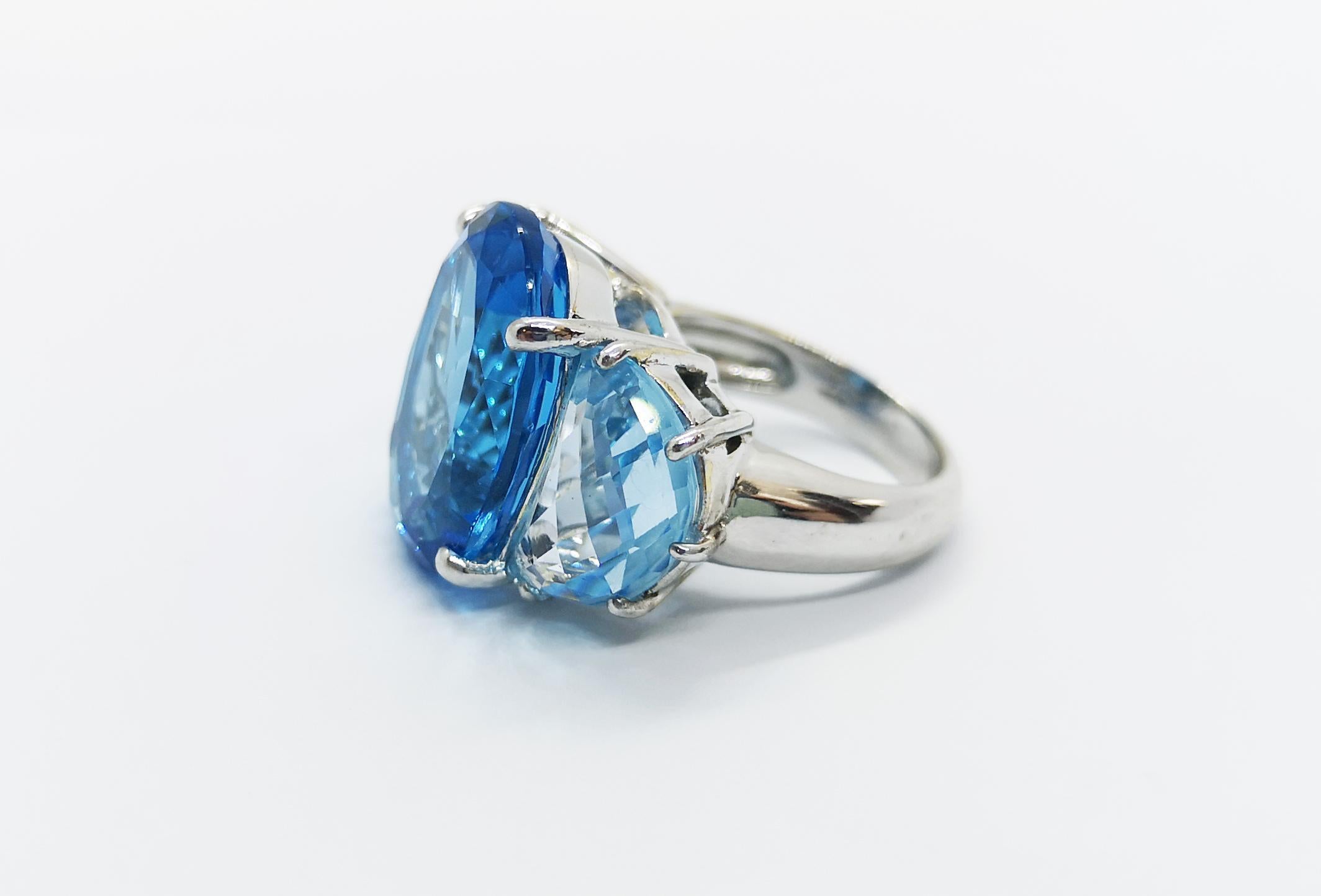 Contemporary Blue Topaz Ring Set in 18 Karat White Gold Settings For Sale