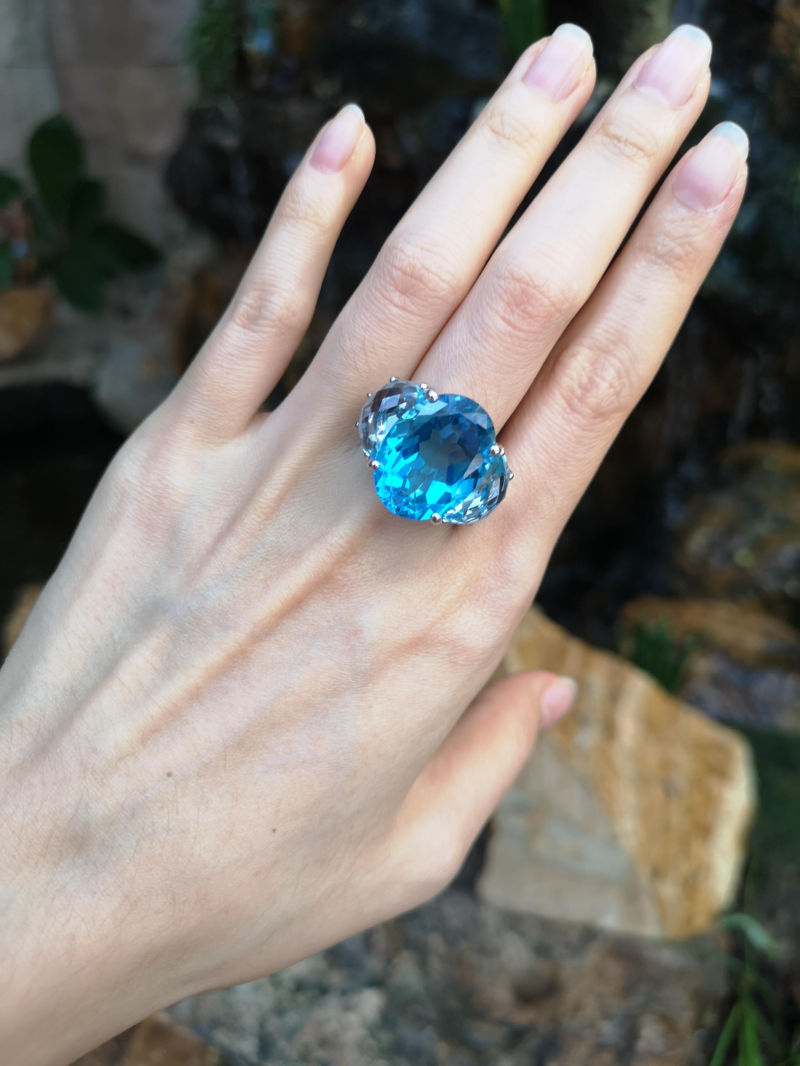 Blue Topaz Ring Set in 18 Karat White Gold Settings In New Condition For Sale In Bangkok, TH
