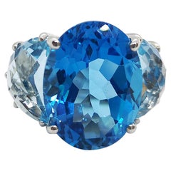 Anillo de topacio azul engastado en oro blanco de 18 quilates