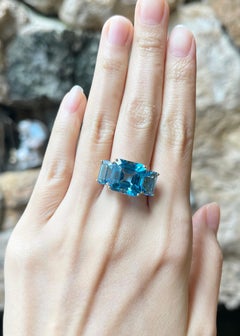 Blue Topaz Ring set in 18K Gold Settings