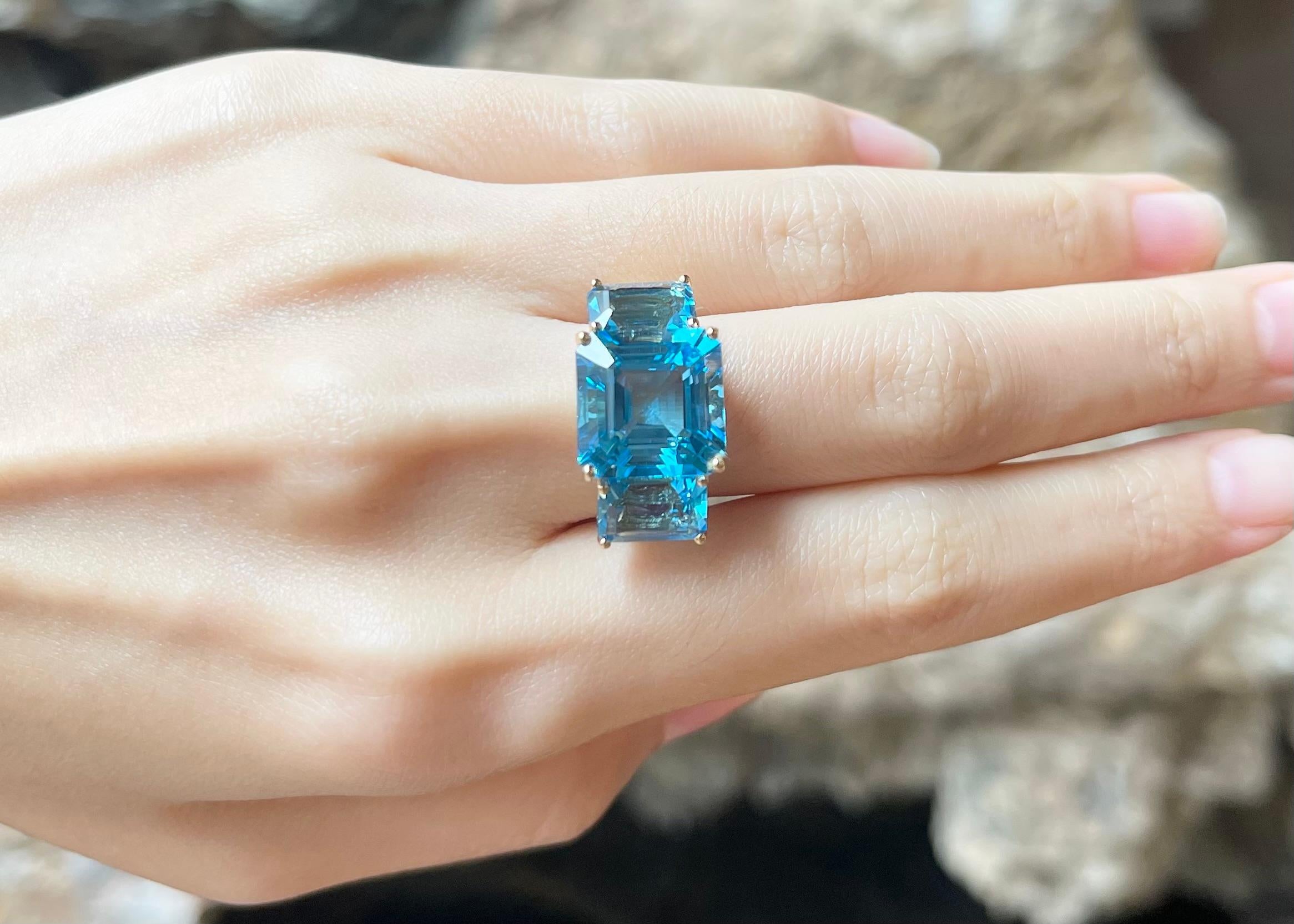 Contemporary Blue Topaz Ring set in 18K Gold Settings For Sale