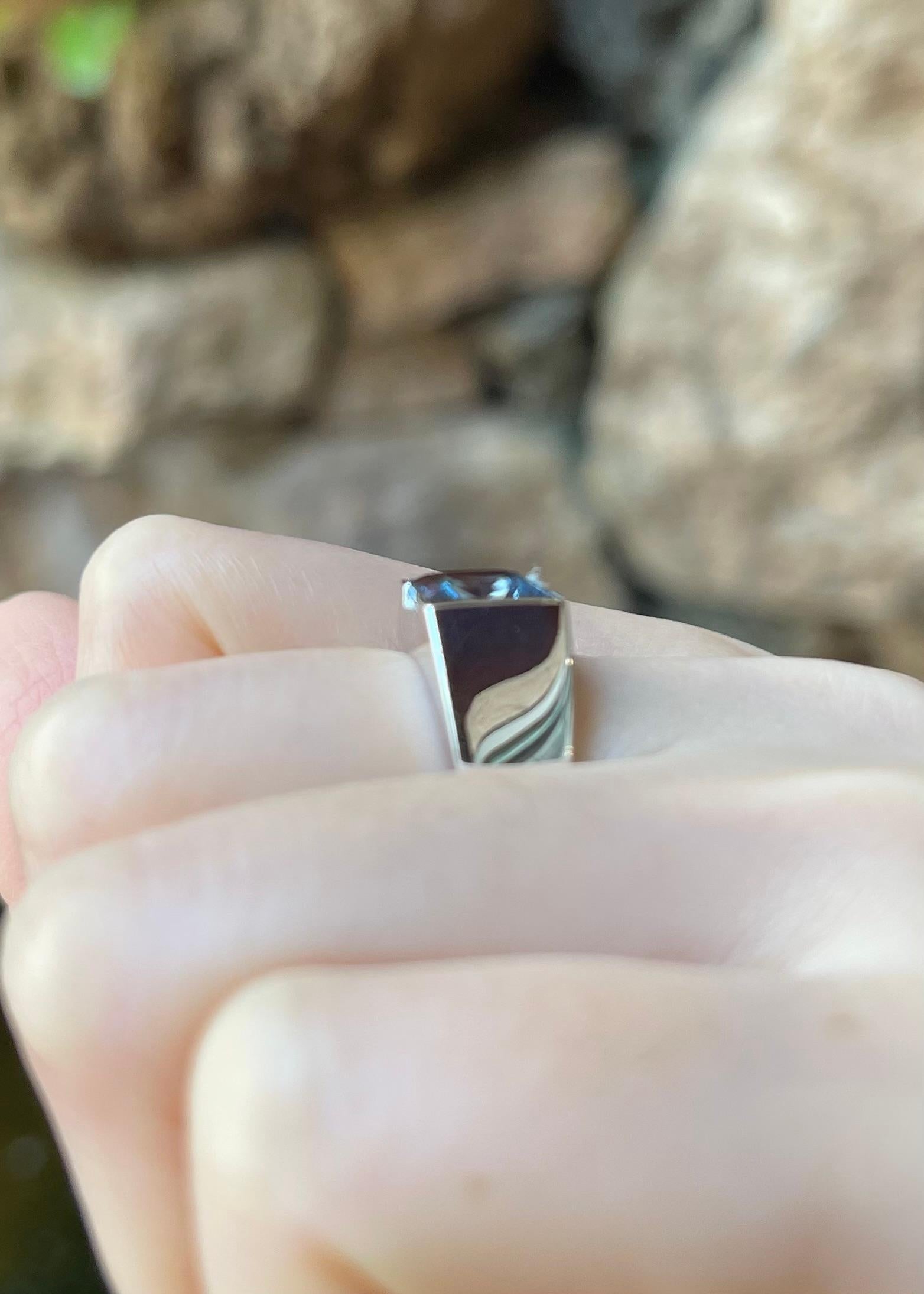 Anello con Topazio Blu incastonato in oro bianco 18K in vendita 1