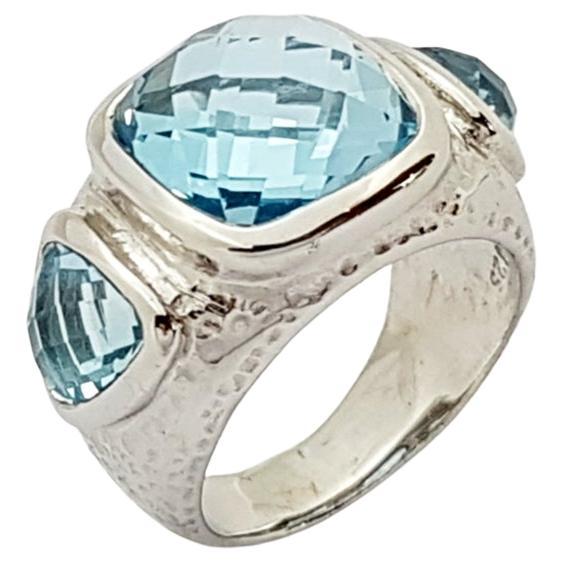 Ring mit blauem Topas in Silberfassungen gefasst