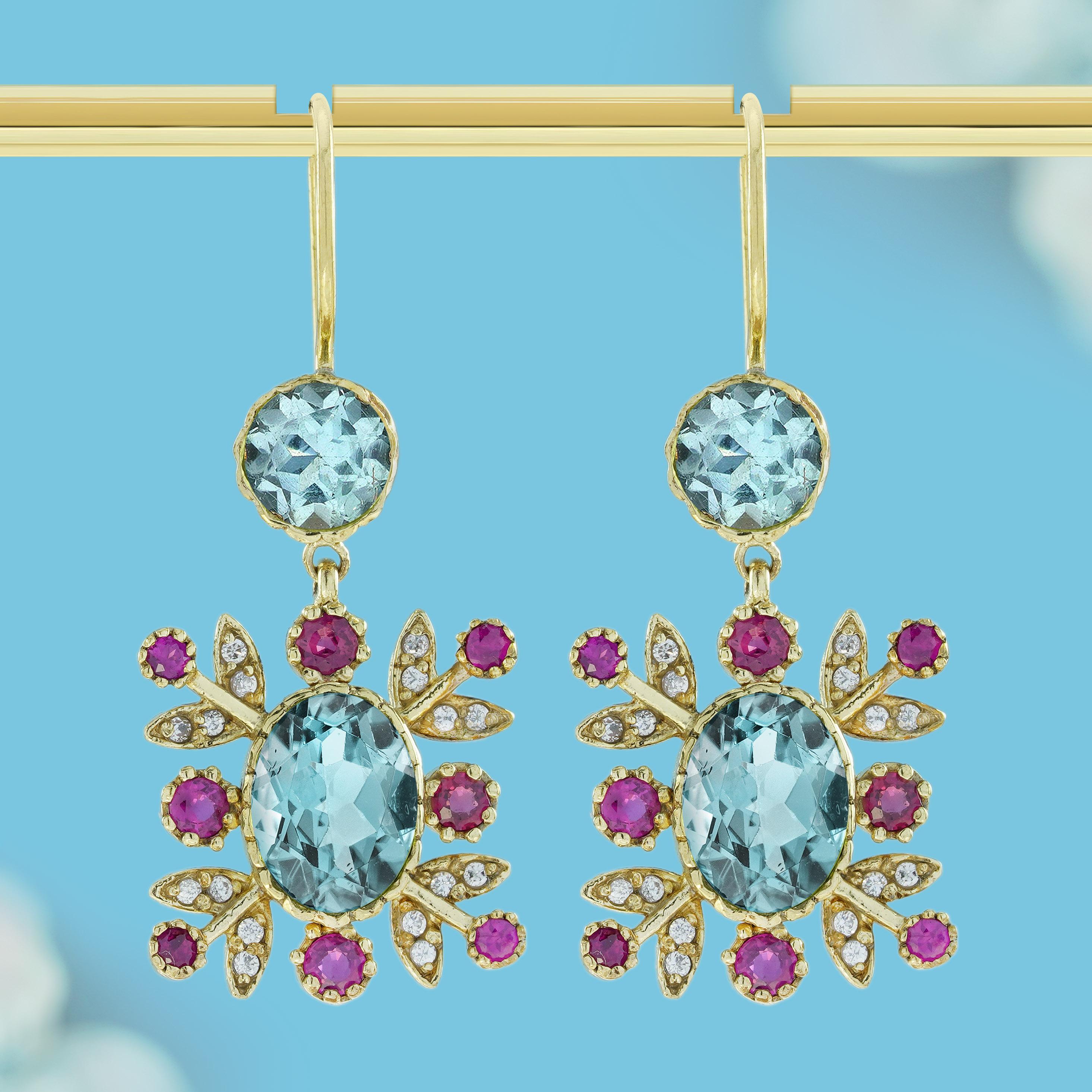 In diesen exquisiten Ohrringen im Vintage-Stil hängt ein runder, natürlicher Blautopas an einem zarten Haken, der zu einem bezaubernden Blumendesign führt. Im Herzen jeder Blüte funkelt ein strahlender Blautopas, umgeben von anmutig ausgebreiteten