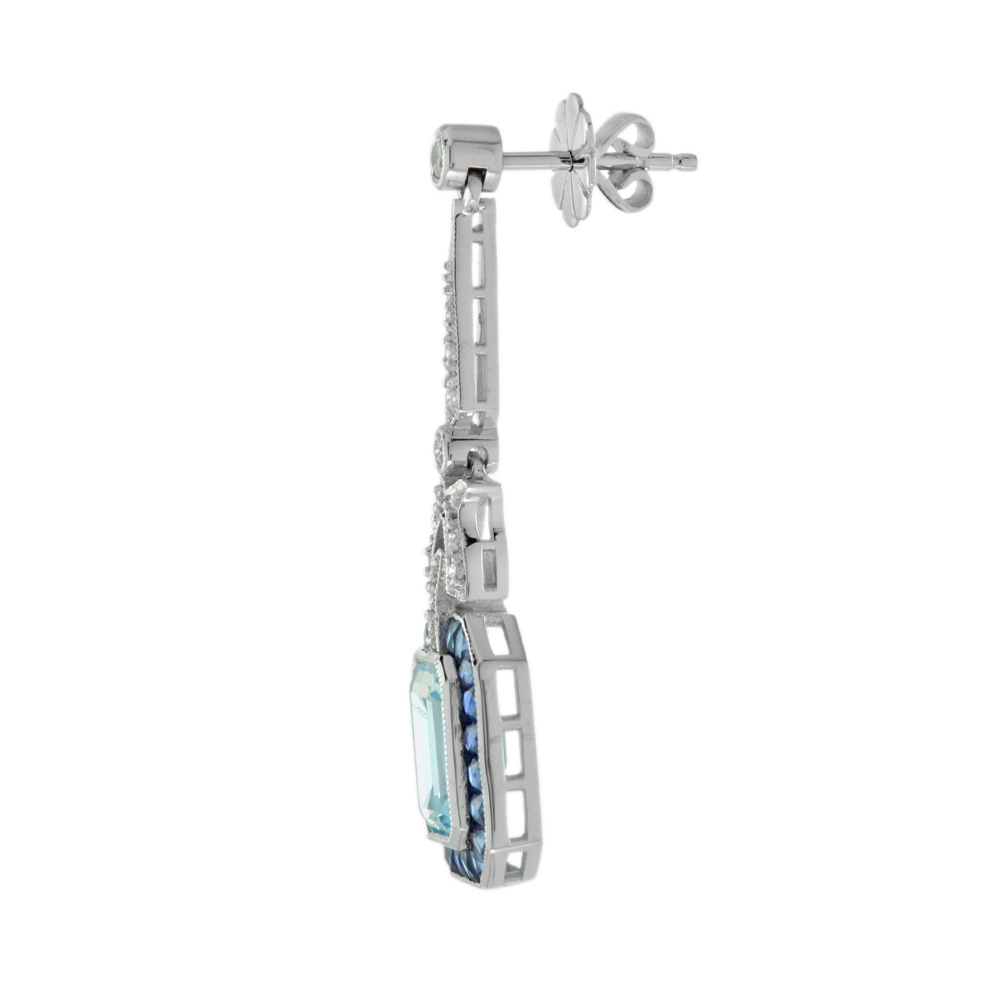 Une paire de topazes bleues taillées en émeraude, parfaitement assorties à l'œil, totalisant 5,90 carats, et serties dans une paire d'exquises boucles d'oreilles en forme de goutte. Ces boucles d'oreilles exquises sont agrémentées de 3,78 carats de