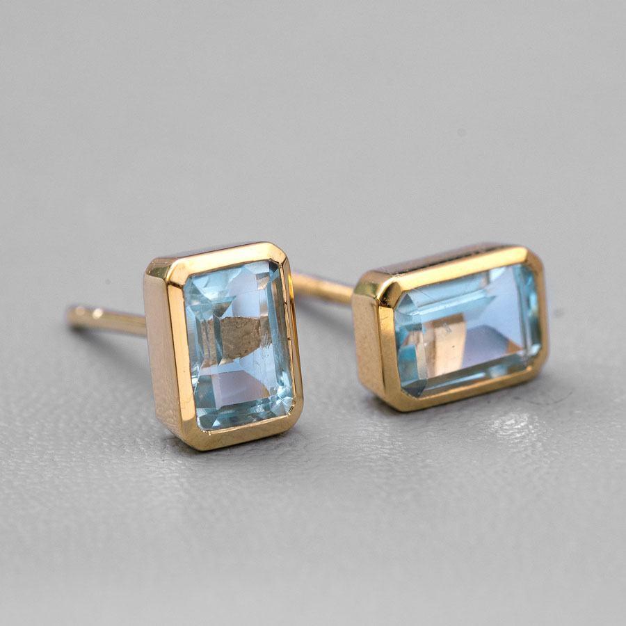 Arts and Crafts Blue Topaz Stud Earrings 18K Yellow Gold Emerald Cut For Sale