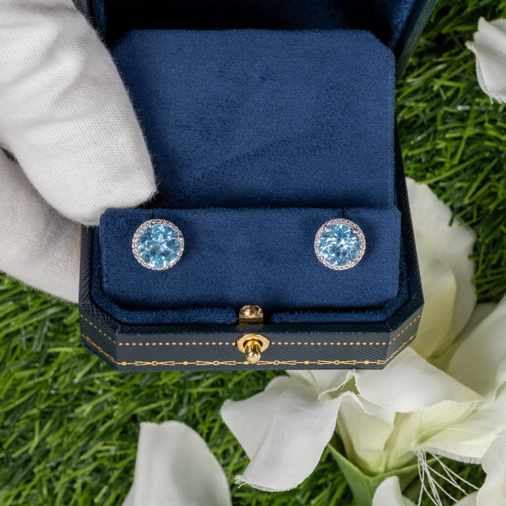 Il est accompagné d'une évaluation gemmologique par la GIA (GG/AJP).
Toutes les pierres précieuses sont d'origine naturelle
2 Topazes bleues = 7,50 Carats
Traitement : Irradié
56 Topazes blanches = 0.28 Carats
Traitement : Chauffé
Métal : Argent