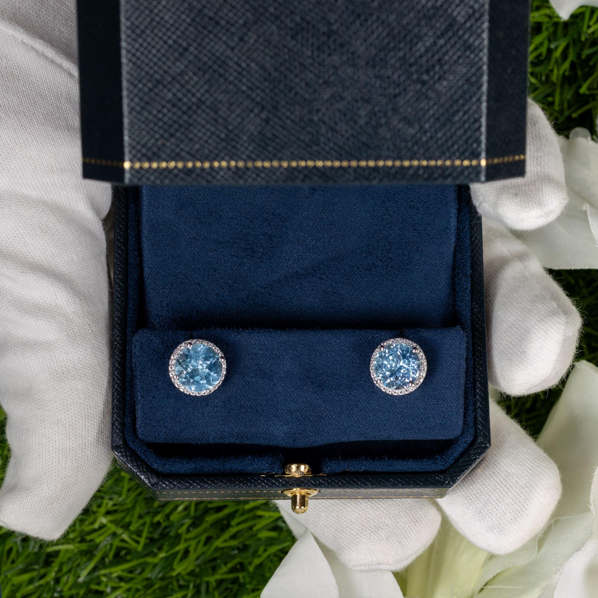 Contemporain Clous d'oreilles en argent rhodié avec topaze bleue et halo de topaze blanche de 7,7 carats en vente