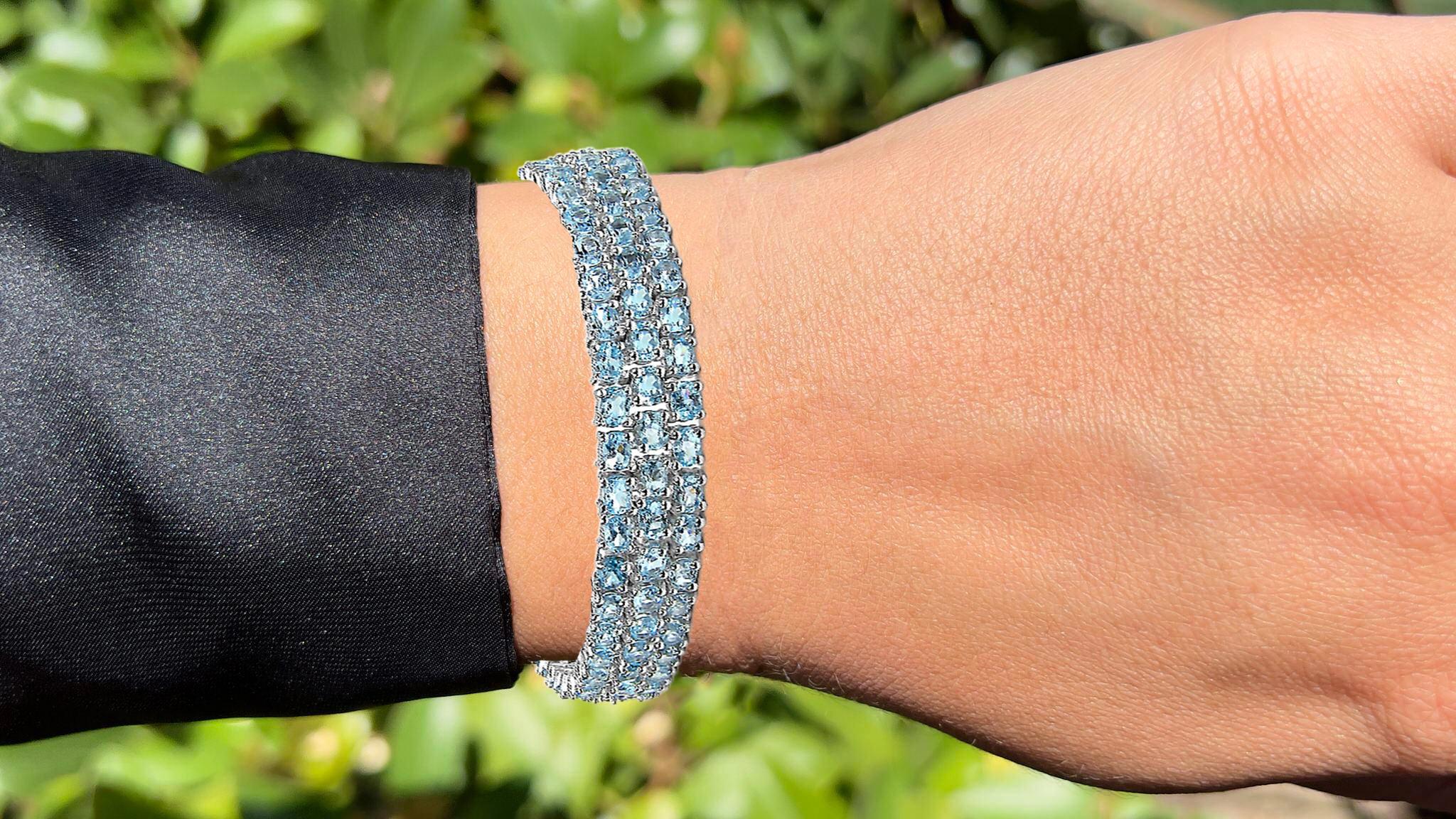 It comes with the Gemological Appraisal by GIA GG/AJP
All gemstones are natural
131 Blue Topazes = 26.00 Carats
Metal: Rhodium Plated Sterling Silver
Length: 7 Inches
*It can be shortened upon request