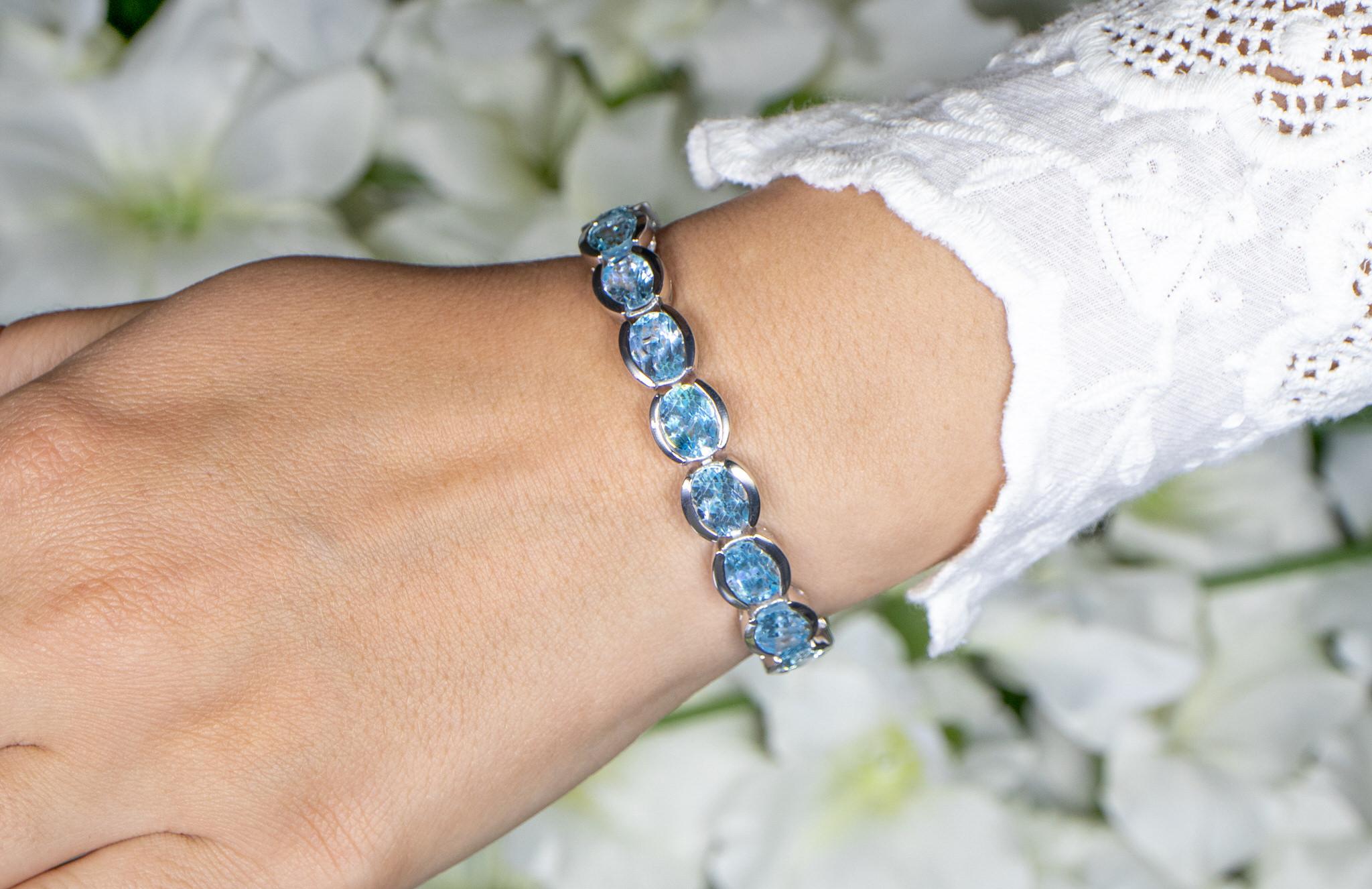 It comes with the Gemological Appraisal by GIA GG/AJP
All gemstones are natural
22 Blue Topazes = 43.60 Carats
Metal: Rhodium Plated Sterling Silver
Length: 8.5 Inches*
*It can be shorten on request