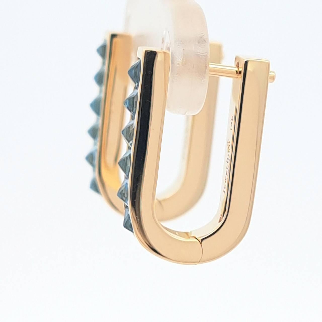 Artisan Boucles d'oreilles en forme de U en topaze bleue en vente