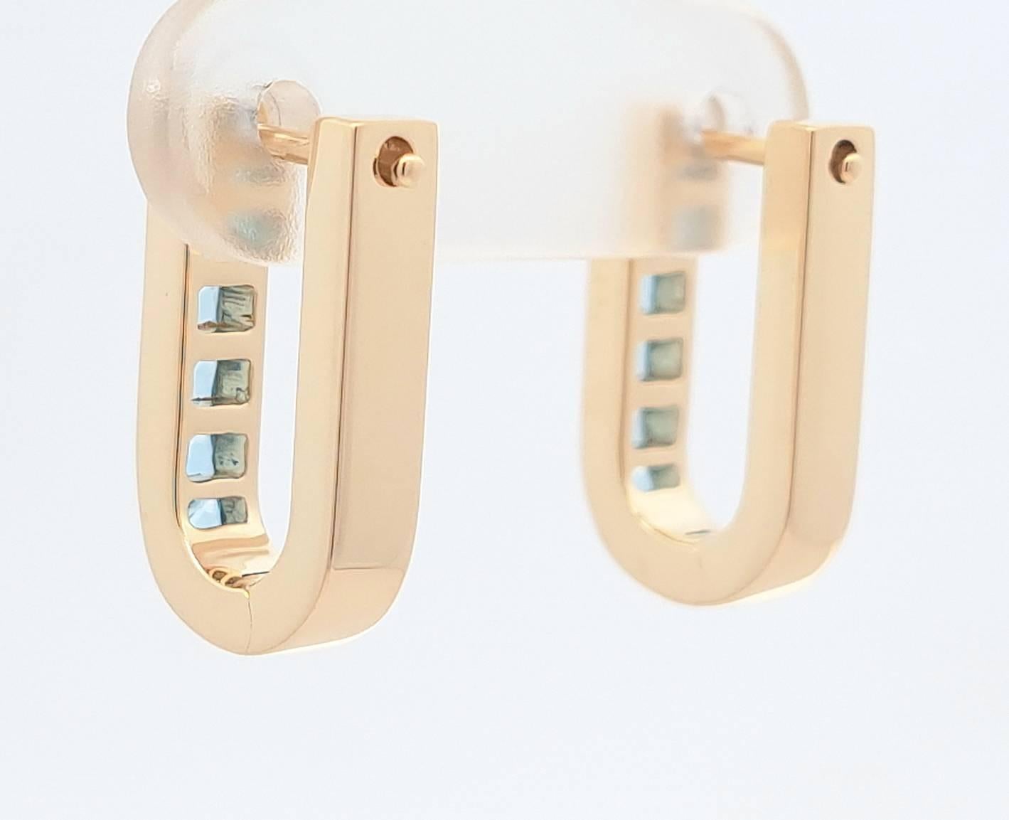 Boucles d'oreilles en forme de U en topaze bleue Neuf - En vente à Woodland Hills, CA