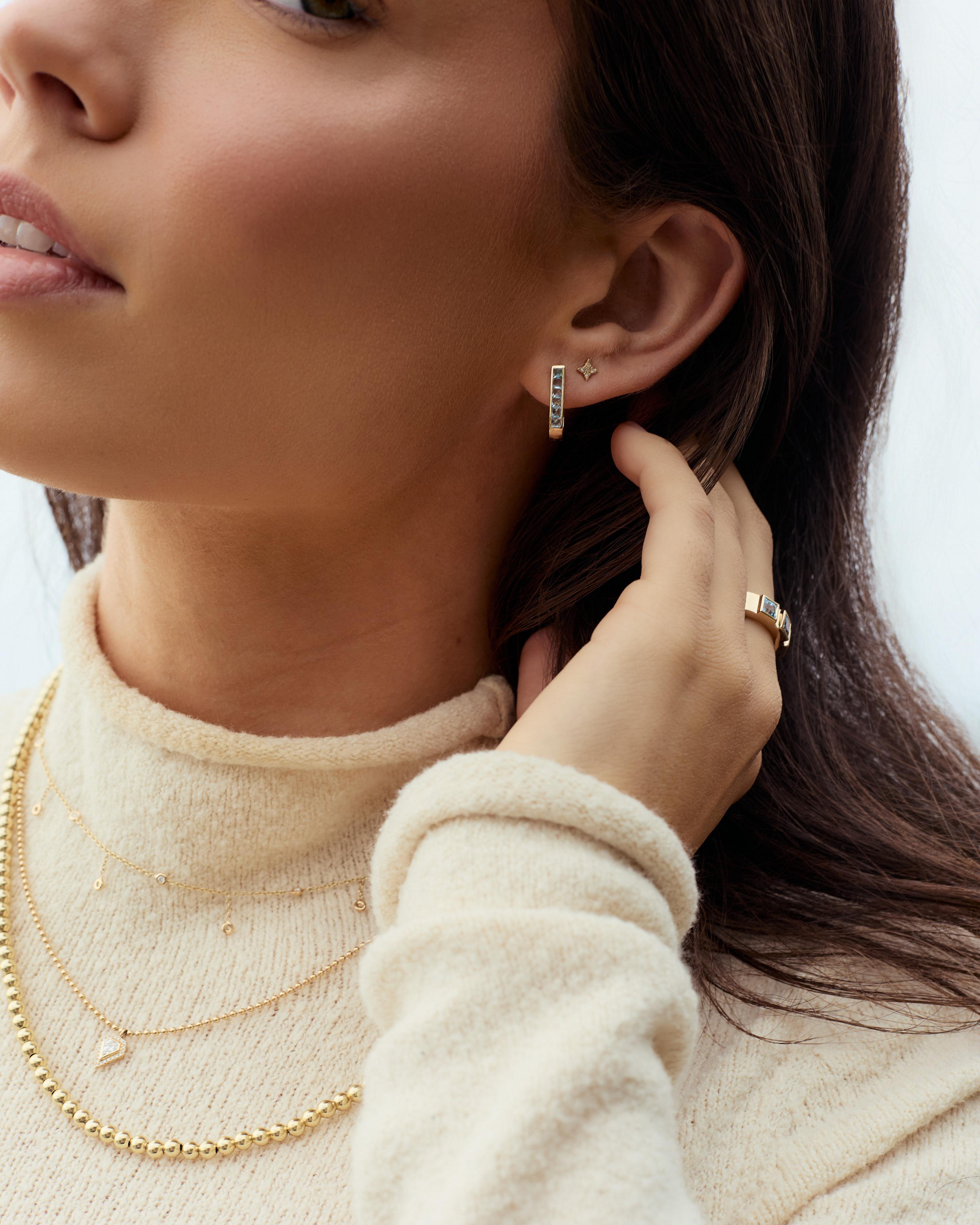 Boucles d'oreilles en forme de U en topaze bleue Unisexe en vente