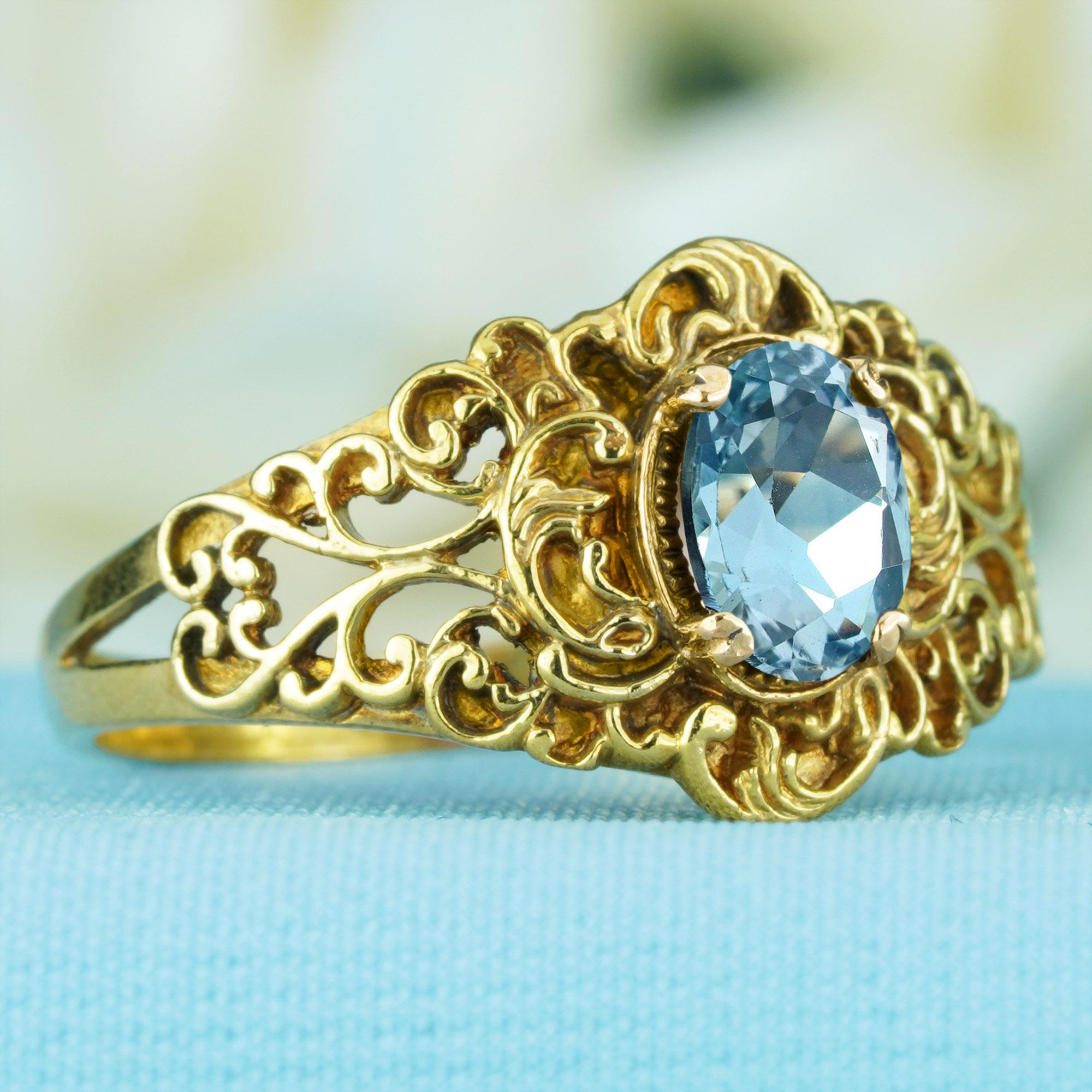 Édouardien Bague filigranée en or jaune 9K de style vintage avec topaze bleue en vente