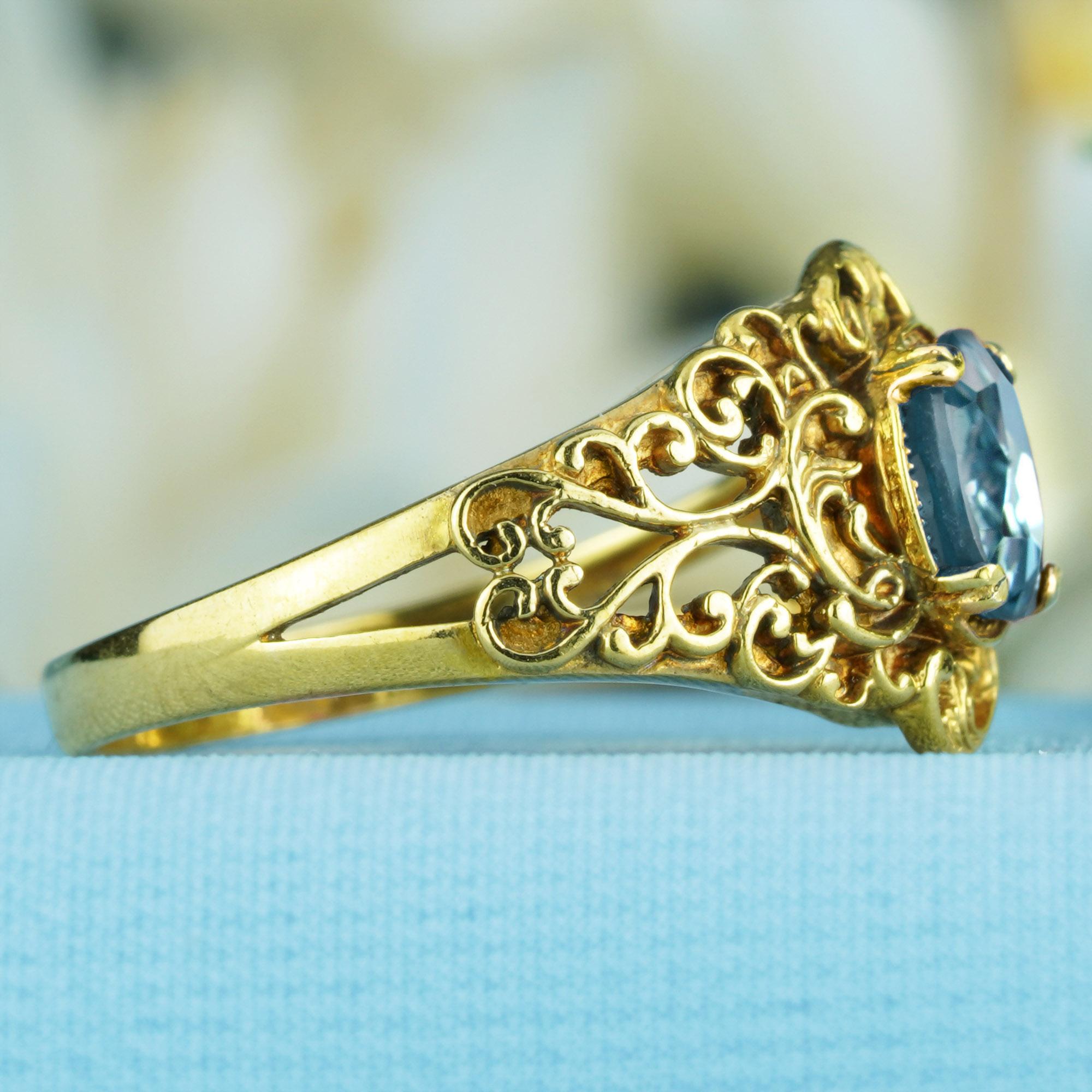 Taille ovale Bague filigranée en or jaune 9K de style vintage avec topaze bleue en vente
