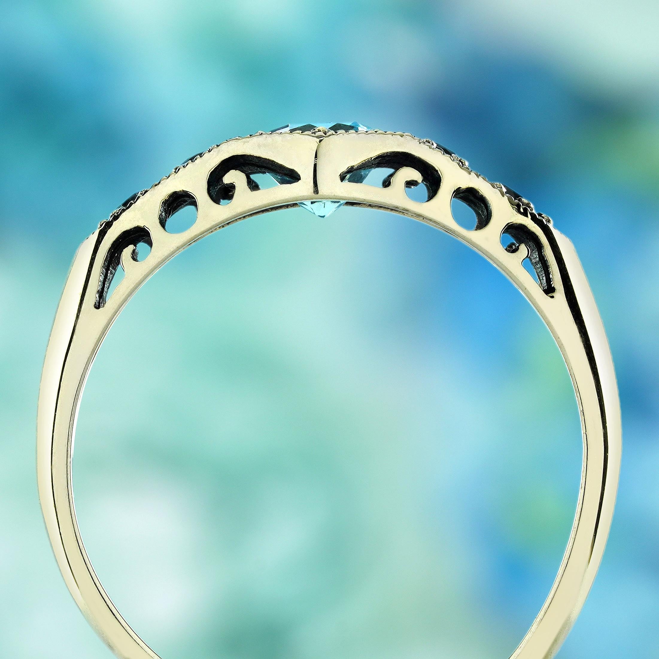 Topaze Bleue Style Vintage Cinq Pierres  Bague en or jaune 9K massif Neuf - En vente à Bangkok, TH