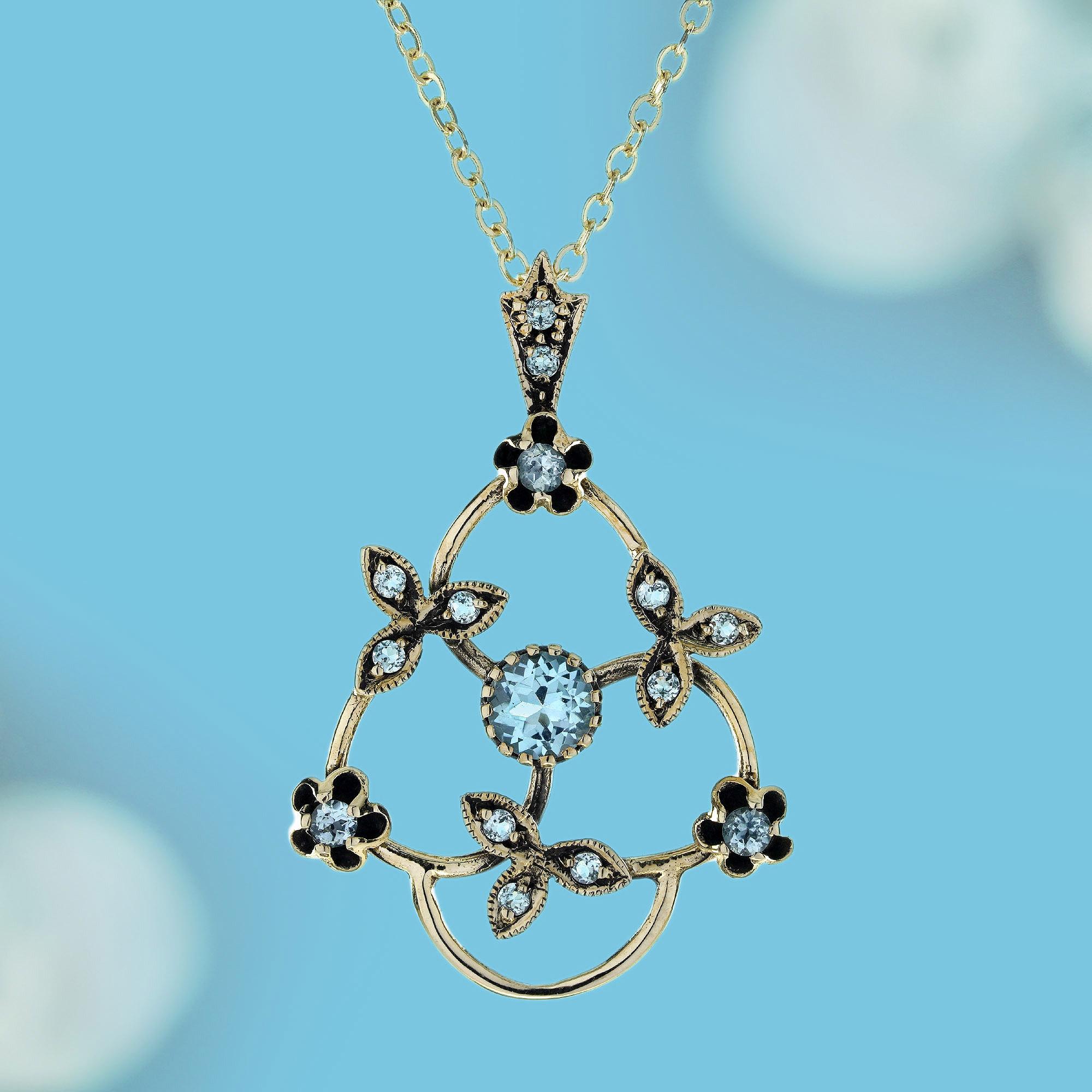 Dieser Anhänger aus natürlichem Blautopas im Vintage-Stil mit charmantem Blumenmotiv und zarten Blattakzenten ist von zeitloser Schönheit. Der hypnotisierende himmelblaue Topas symbolisiert Gelassenheit und Weisheit und strahlt einen fesselnden
