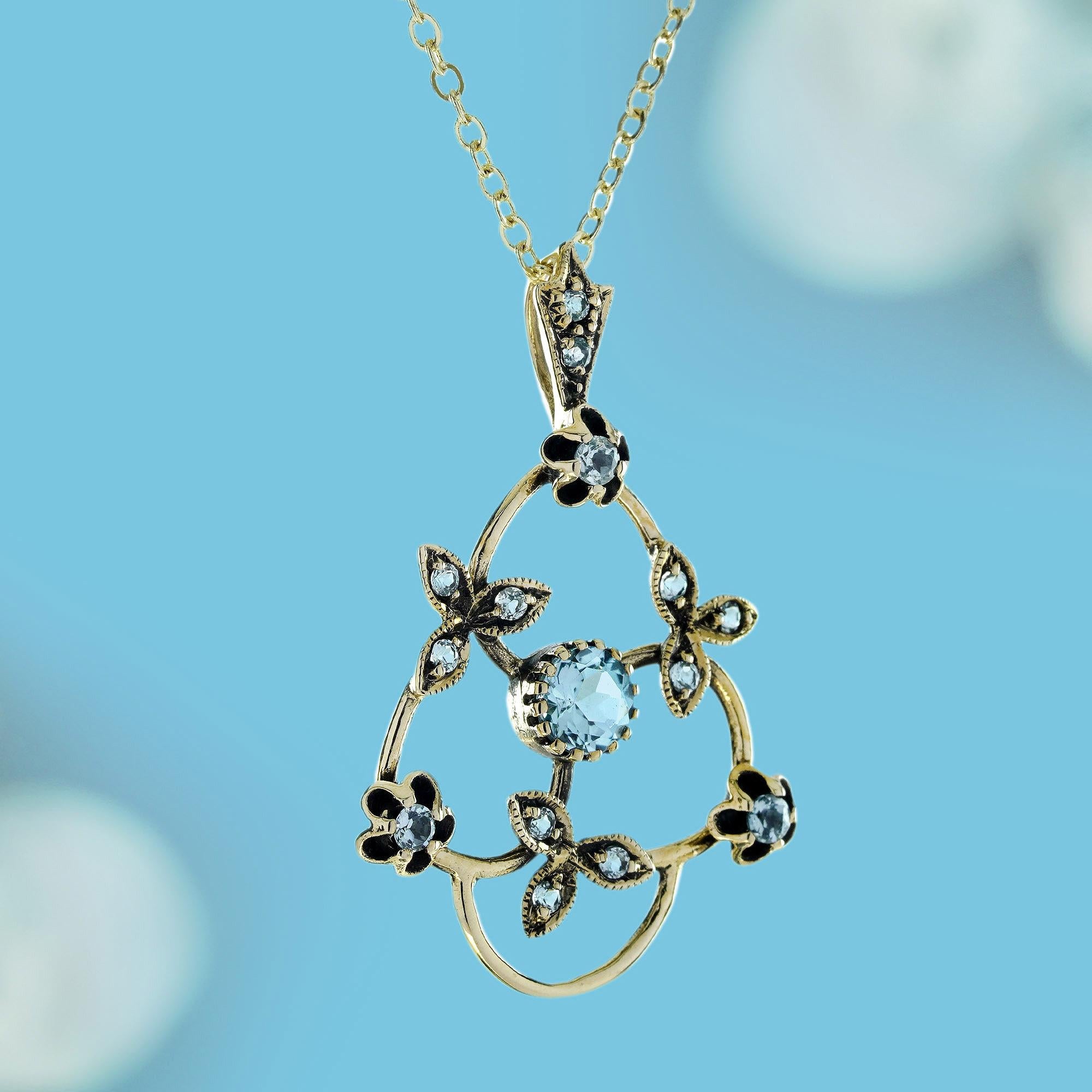 Blauer Topas Vintage-Blumenanhänger im Vintage-Stil aus 9K Gelbgold (Viktorianisch) im Angebot