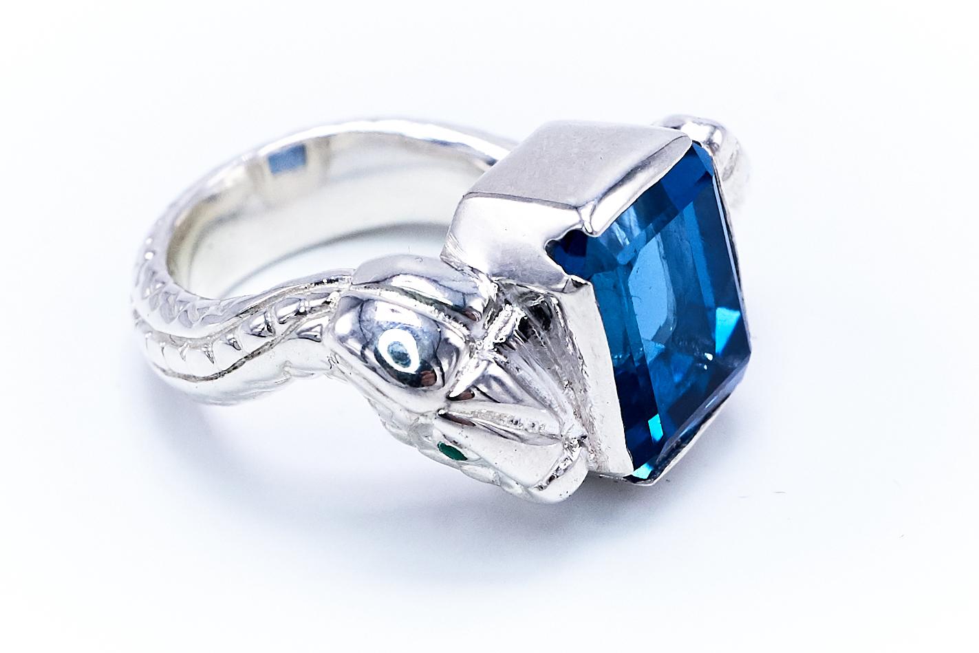 Contemporain Bague serpent en argent, topaze bleue, diamant blanc et émeraude en vente