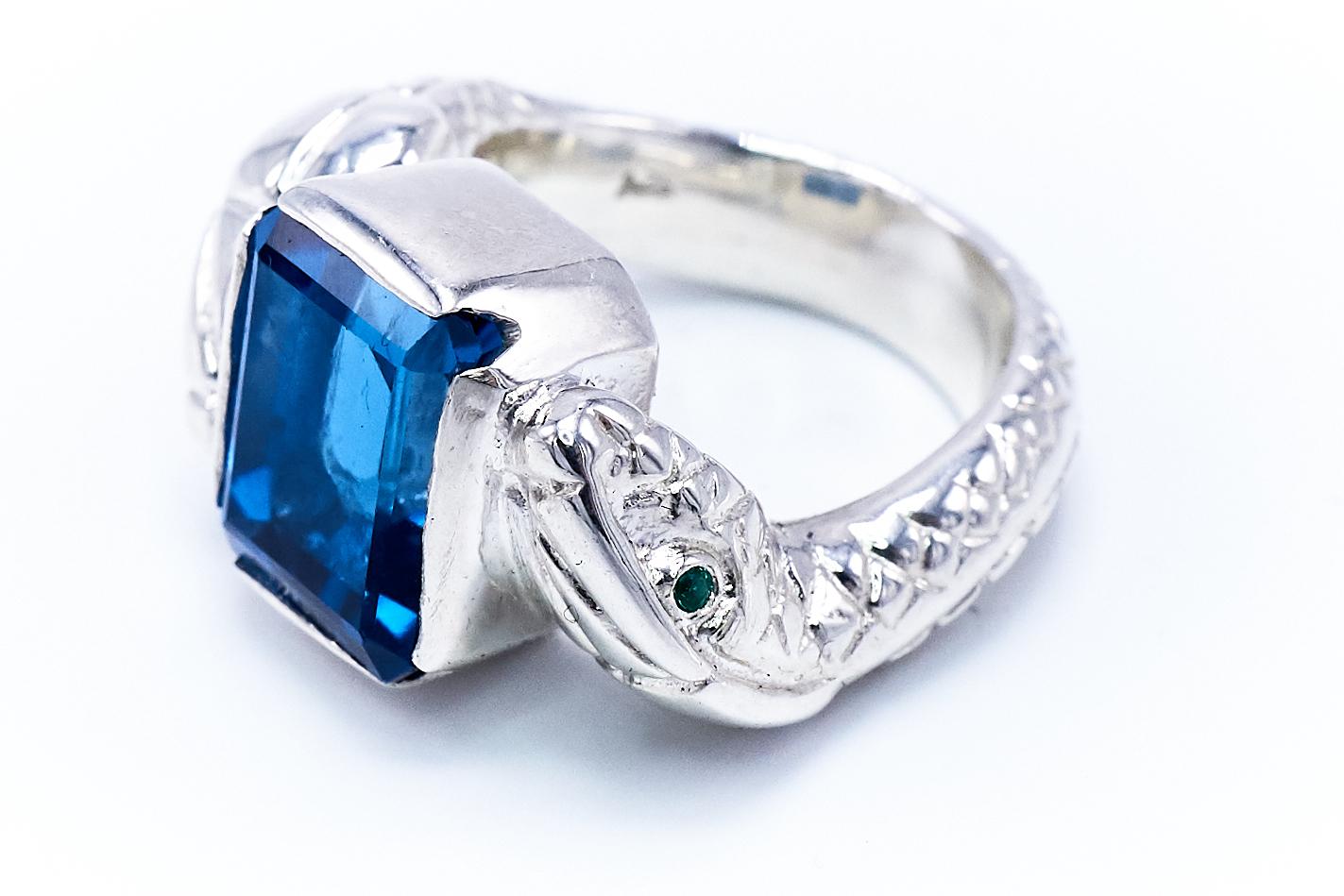 Taille baguette Bague serpent en argent, topaze bleue, diamant blanc et émeraude en vente