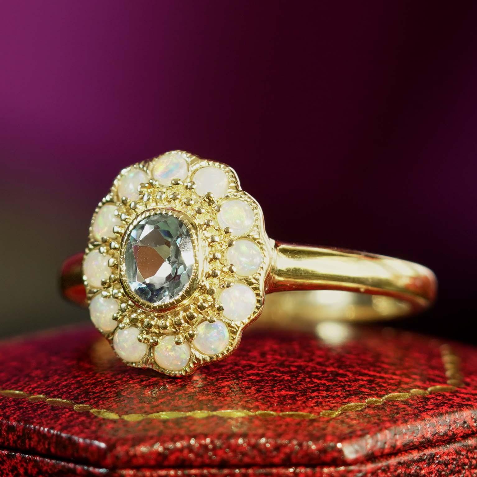 Blauer Topas & Weißer Opal Halo Set Vintage Style Floral Halo Gelbgold Ring im Angebot 1