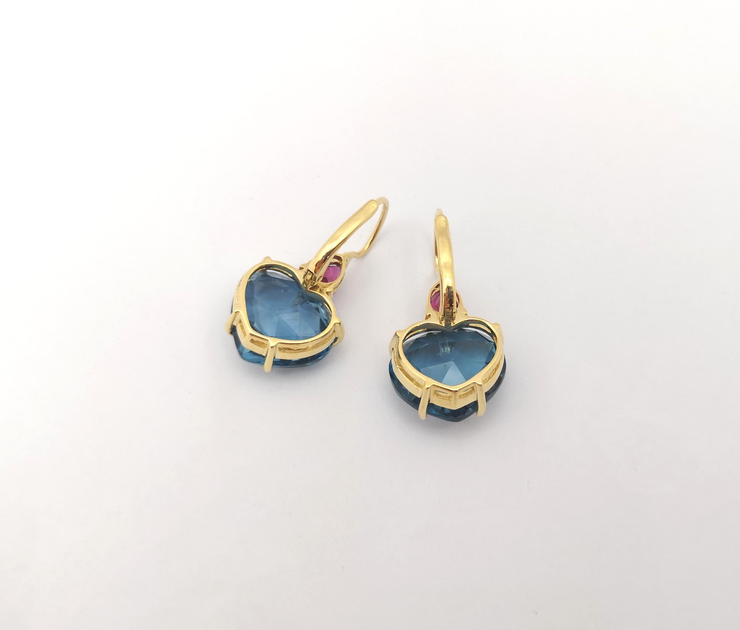 Orecchini con topazio blu e ametista incastonati in oro 18K in vendita 1