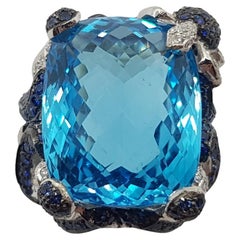 Ring mit blauem Topas mit blauem Saphir und Diamant in 18 Karat Weißgoldfassung