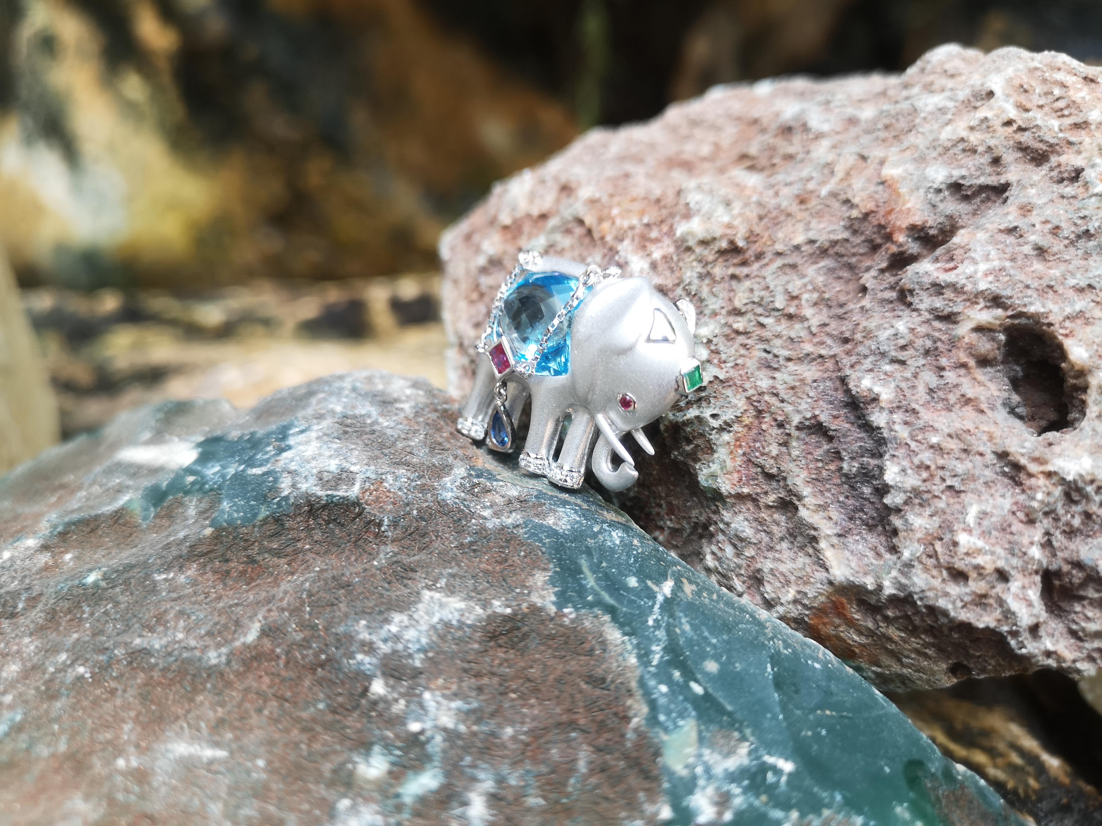 Blue Topaz with Blue Sapphire, Emerald Elephant Brooch/Pendant in 18K White Gold In New Condition For Sale In Bangkok, TH