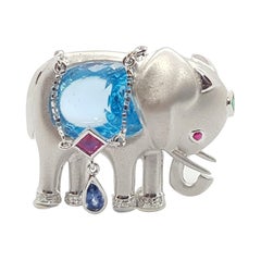 Broche/pendentif en or blanc 18 carats avec topaze bleue et saphir bleu, émeraude et éléphant