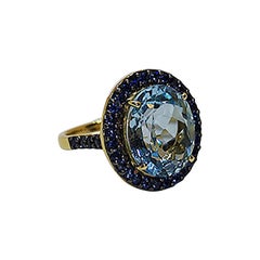 Bague en or 18 carats sertie d'une topaze bleue et de saphirs bleus