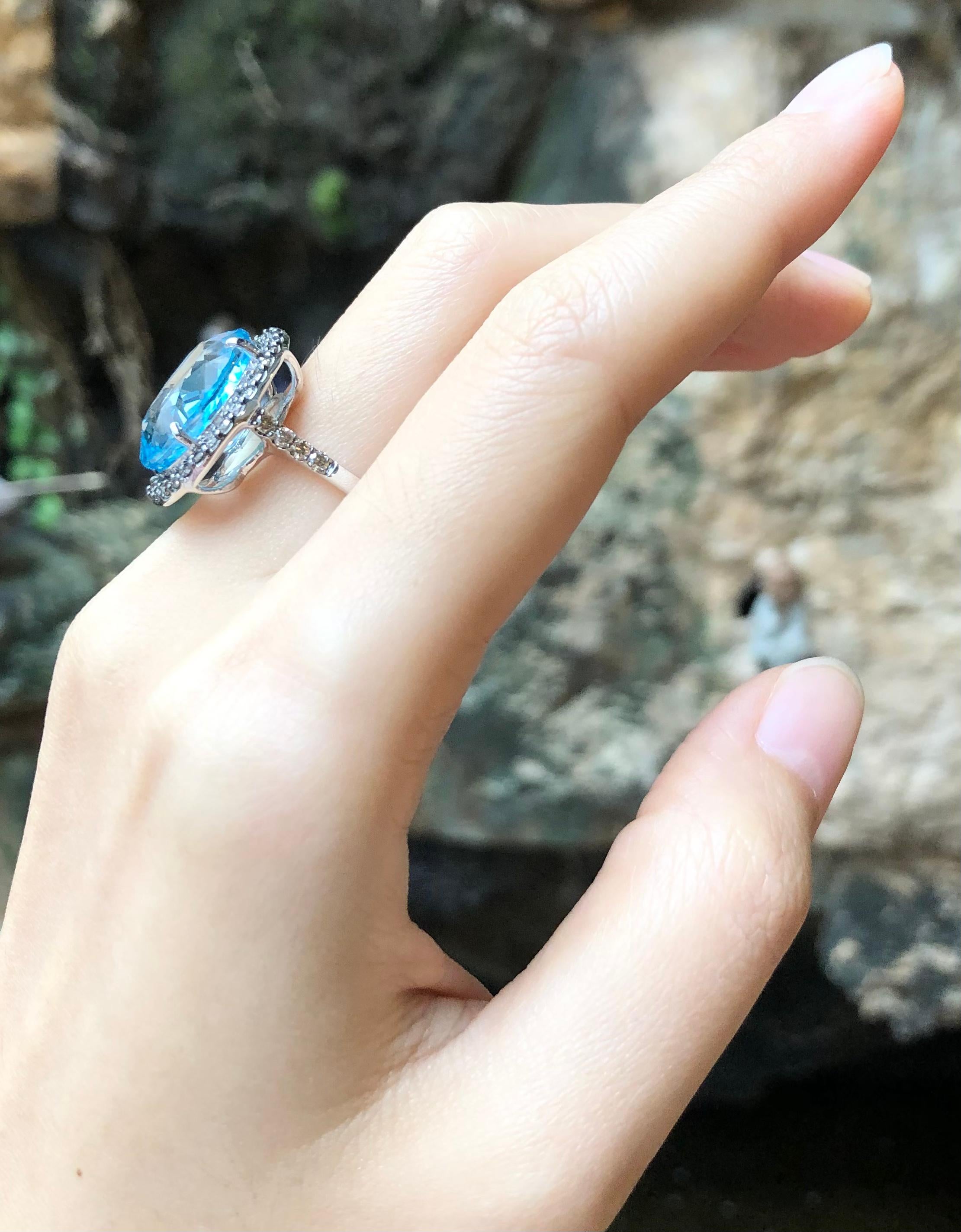 Blue Topaz with Brown Diamond Ring Set in 18 Karat White Gold Settings For Sale 4