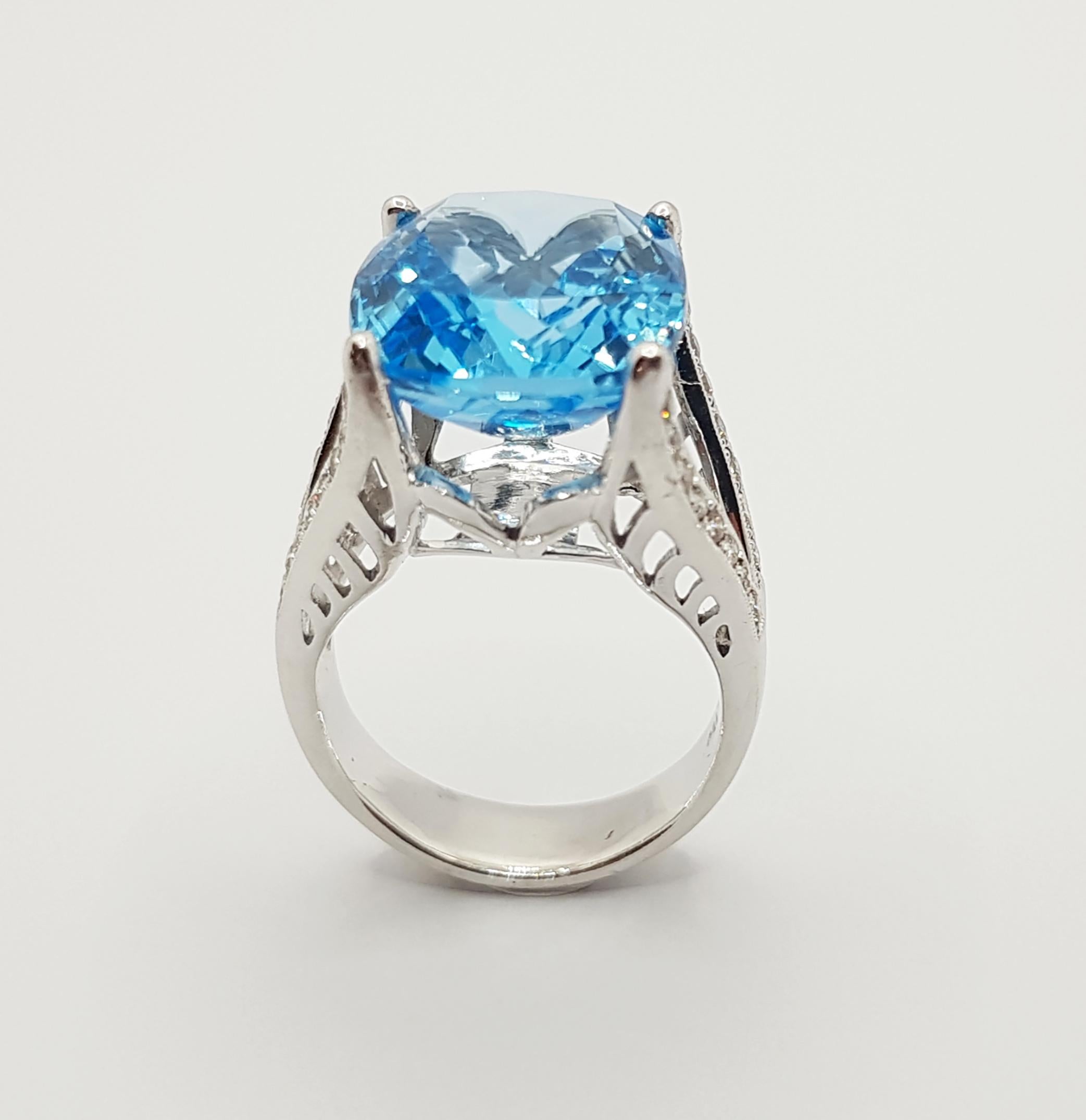 Bague en or blanc 18 carats sertie d'une topaze bleue et d'un diamant brun en vente 6
