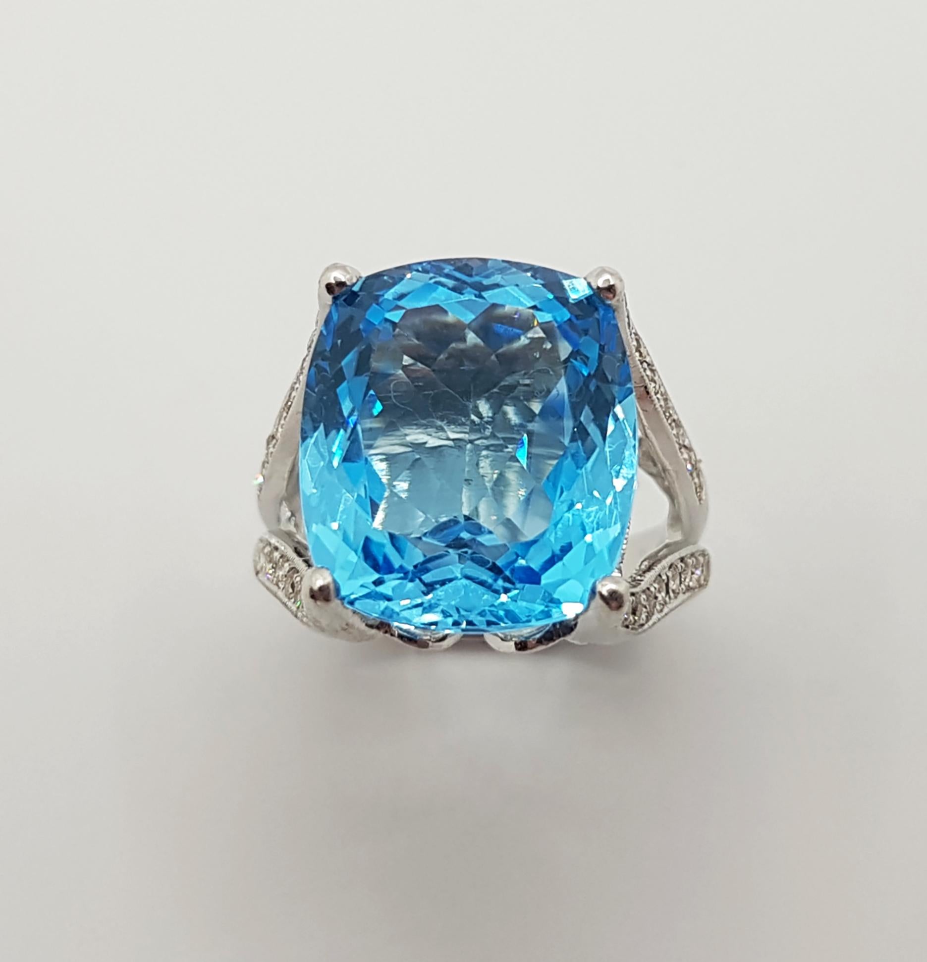 Bague en or blanc 18 carats sertie d'une topaze bleue et d'un diamant brun en vente 7