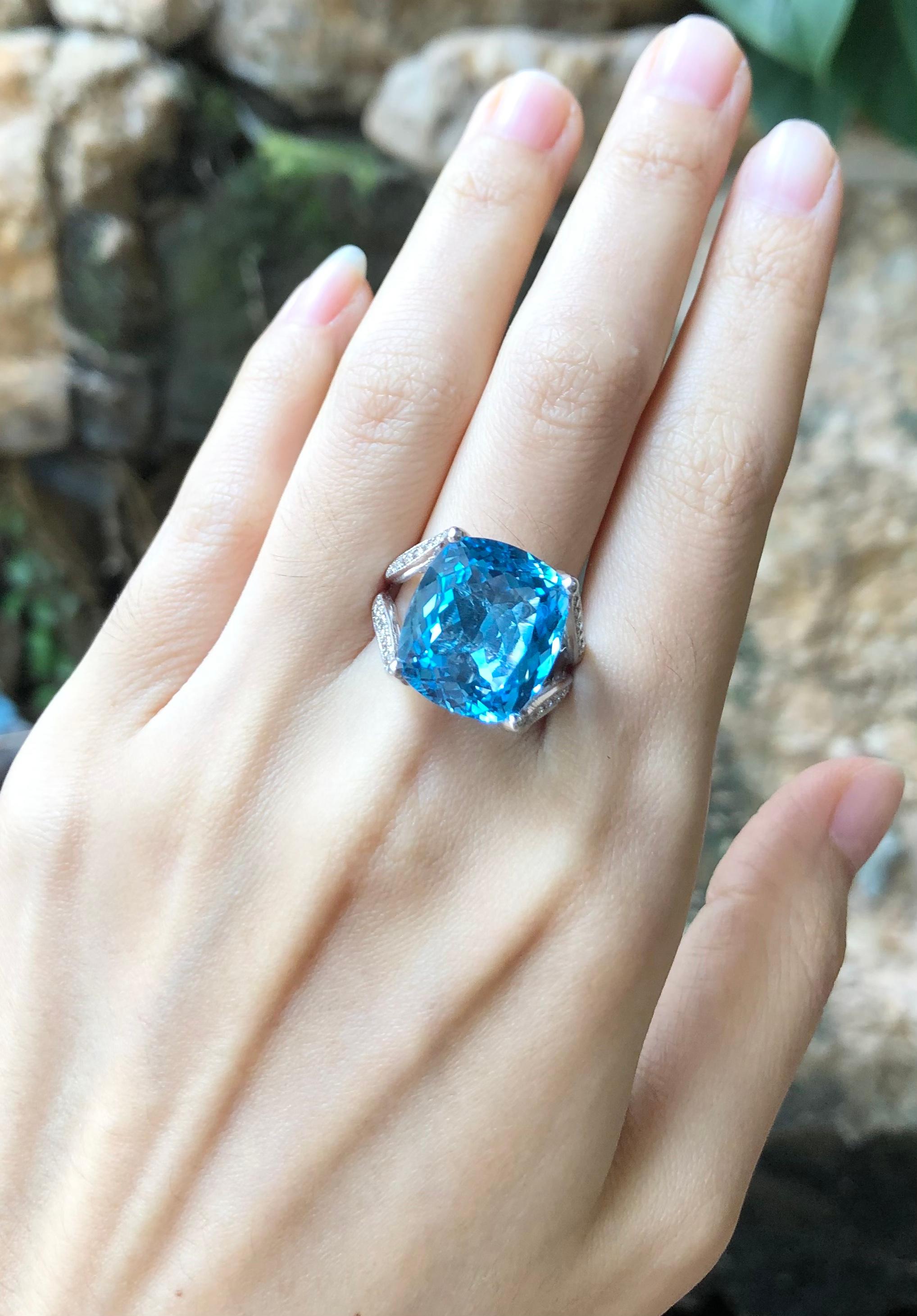 Bague composée d'une topaze bleue de 17,19 carats et d'un diamant brun de 0,58 carat en or blanc 18 carats

Largeur :  1,3 cm 
Longueur : 1,5 cm
Taille de l'anneau : 58
Poids total : 13,78 grammes


