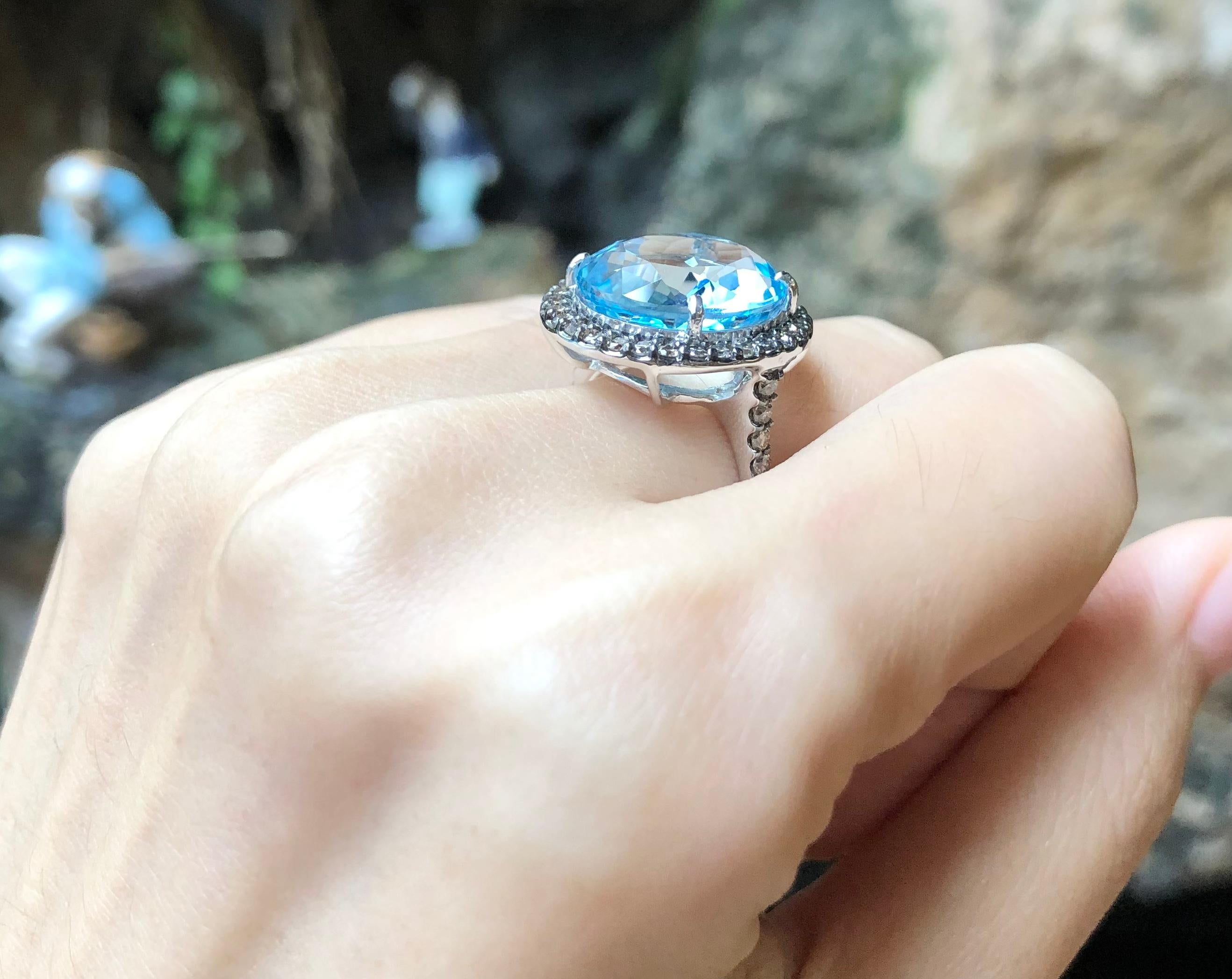 Blue Topaz with Brown Diamond Ring Set in 18 Karat White Gold Settings In New Condition For Sale In Bangkok, TH