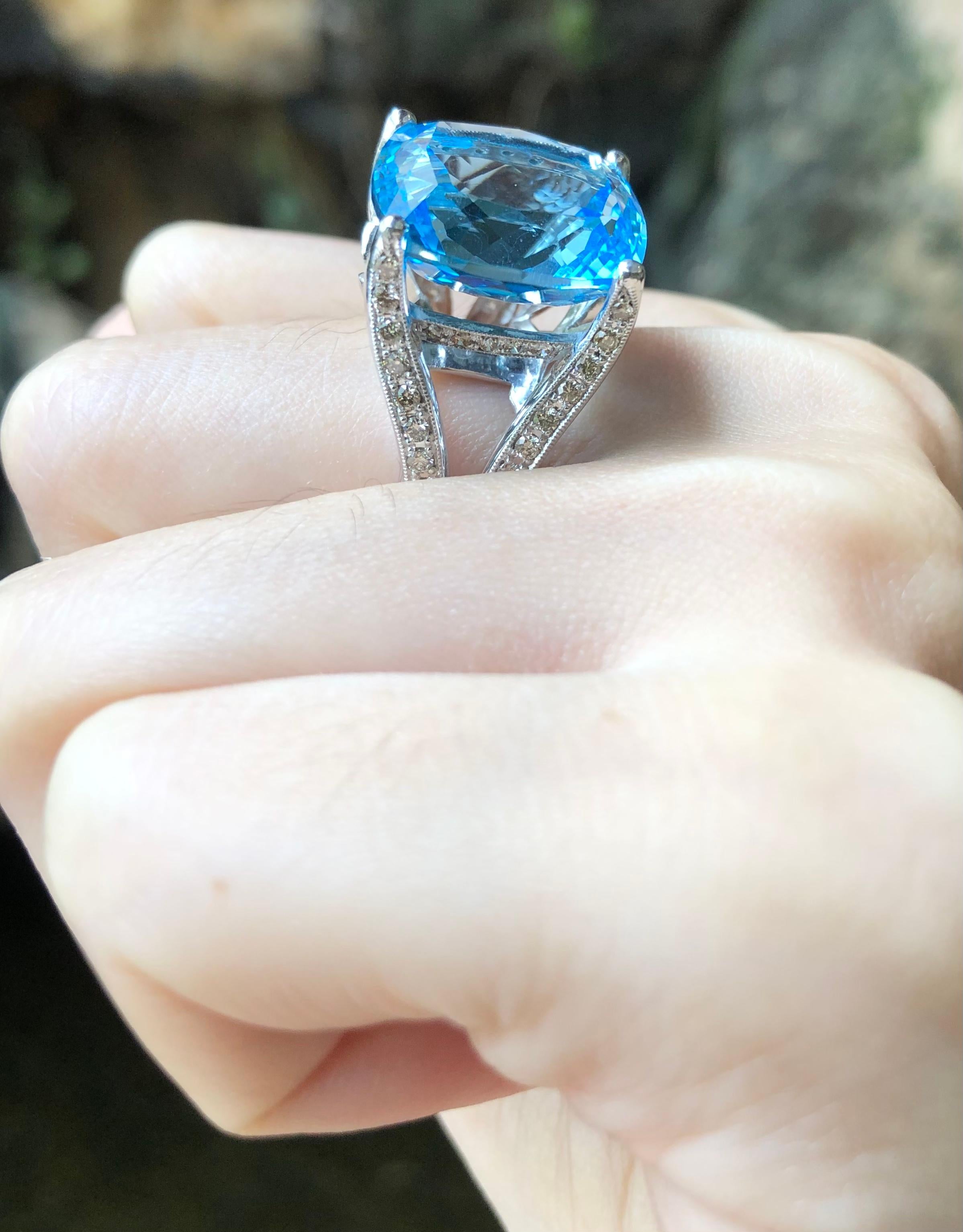 Blue Topaz with Brown Diamond Ring Set in 18 Karat White Gold Settings In New Condition For Sale In Bangkok, TH