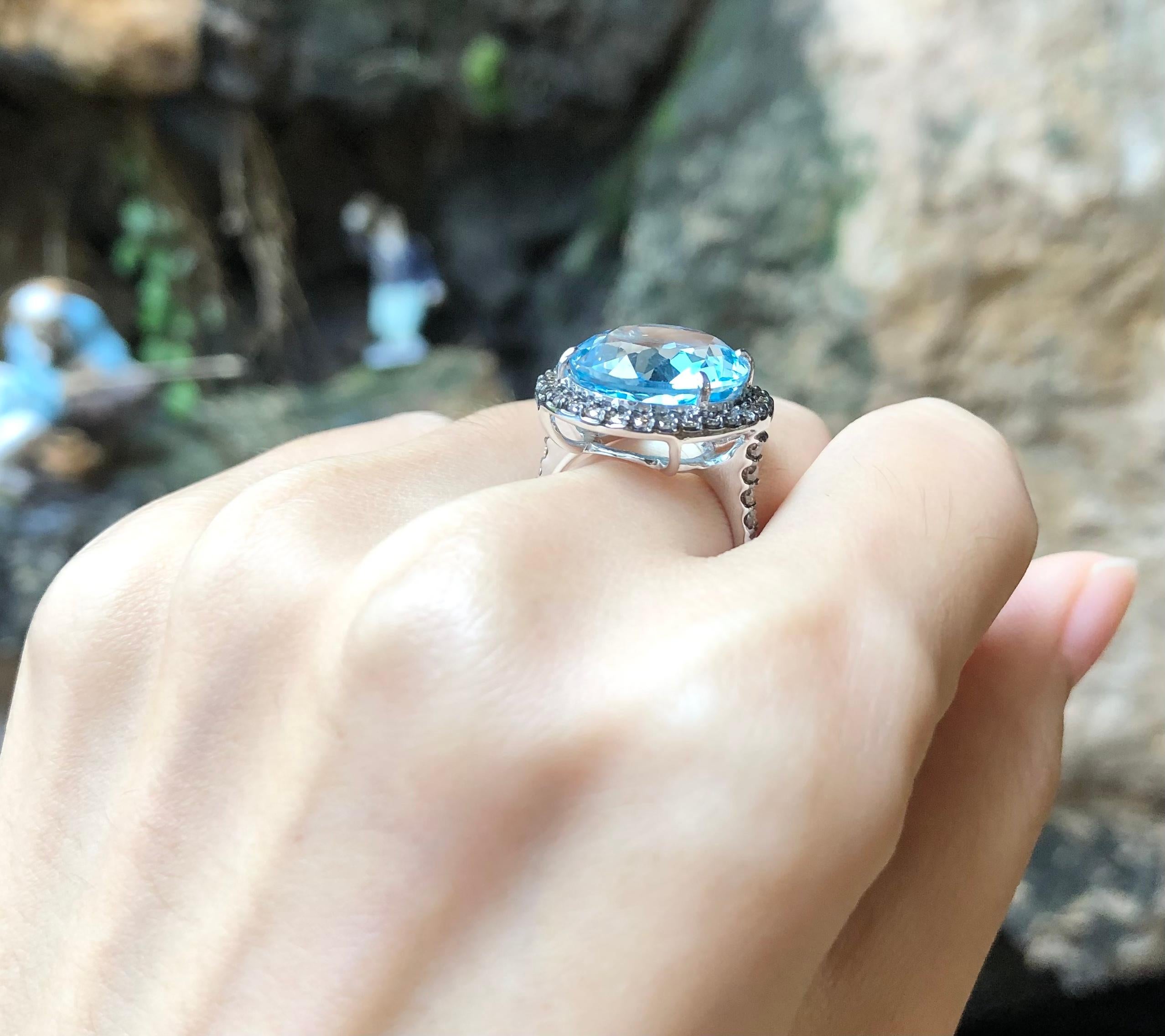 Blue Topaz with Brown Diamond Ring Set in 18 Karat White Gold Settings For Sale 3