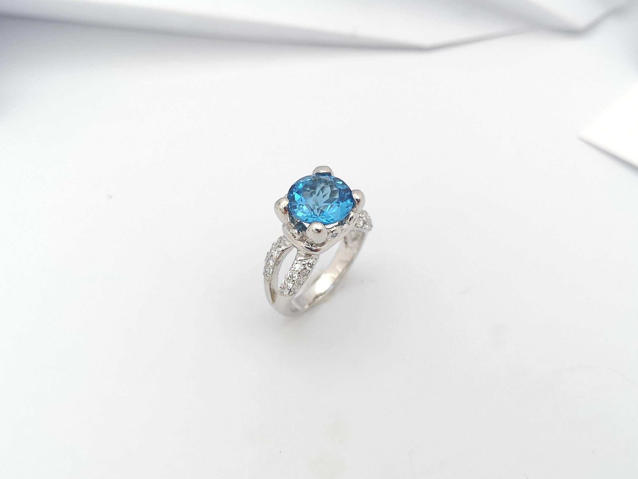 Anello con topazio blu e zirconi con montatura in argento in vendita 8