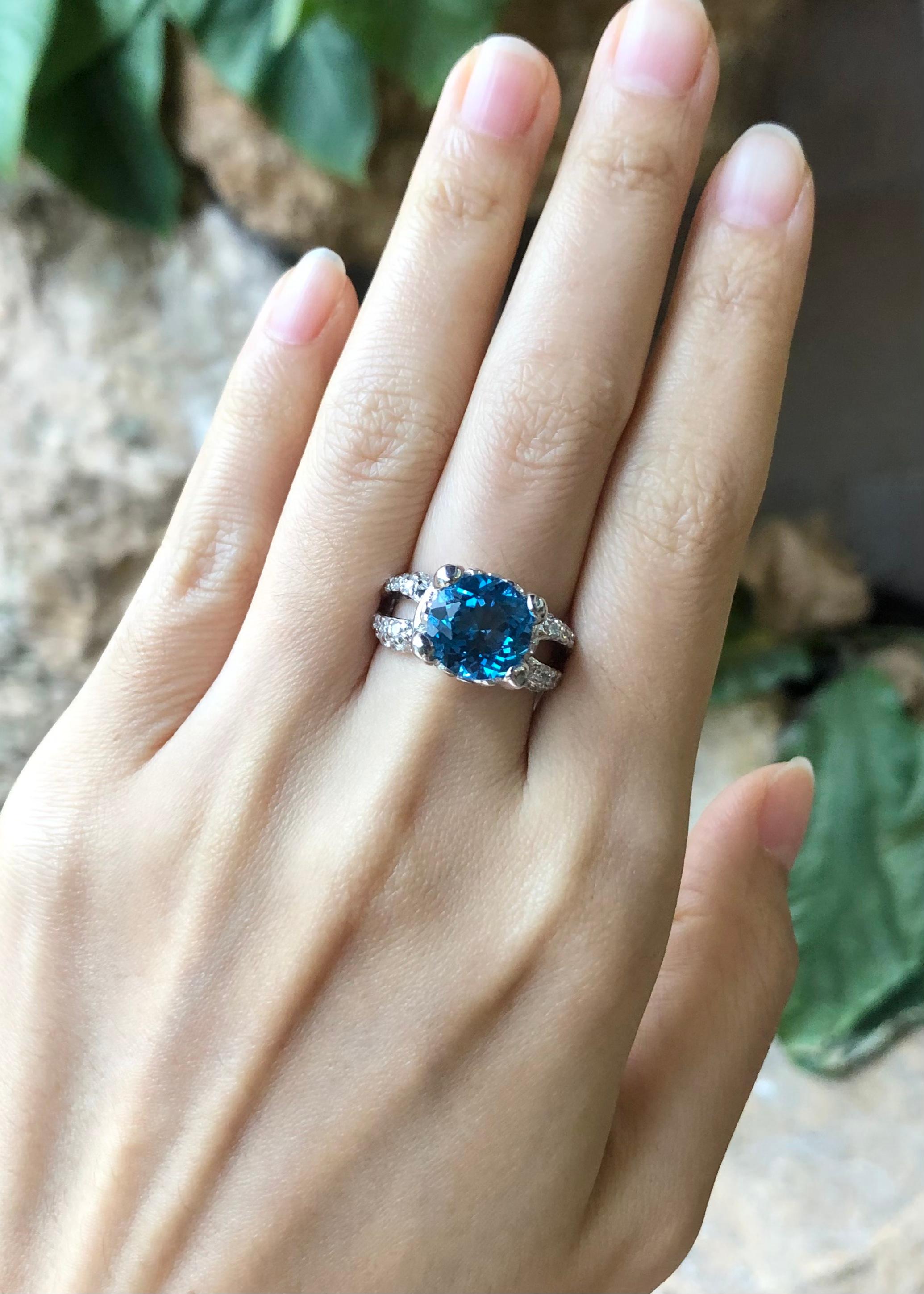 Taglio rotondo Anello con topazio blu e zirconi con montatura in argento in vendita