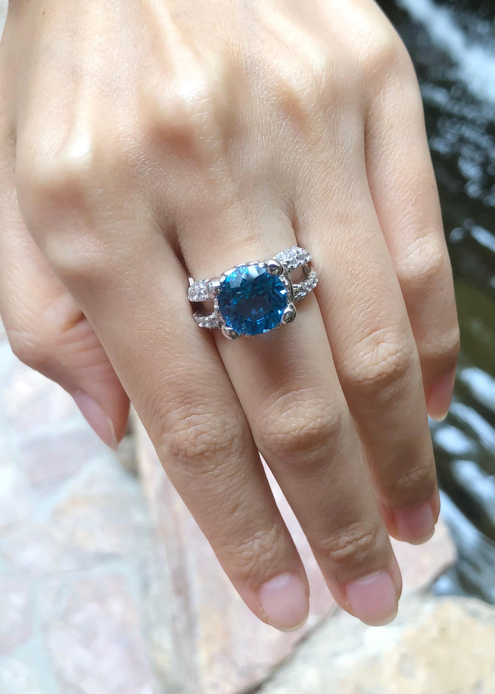 Blue Topaz with Cubic Zirconia Ring set in Silver Settings In New Condition For Sale In Dusit, 10