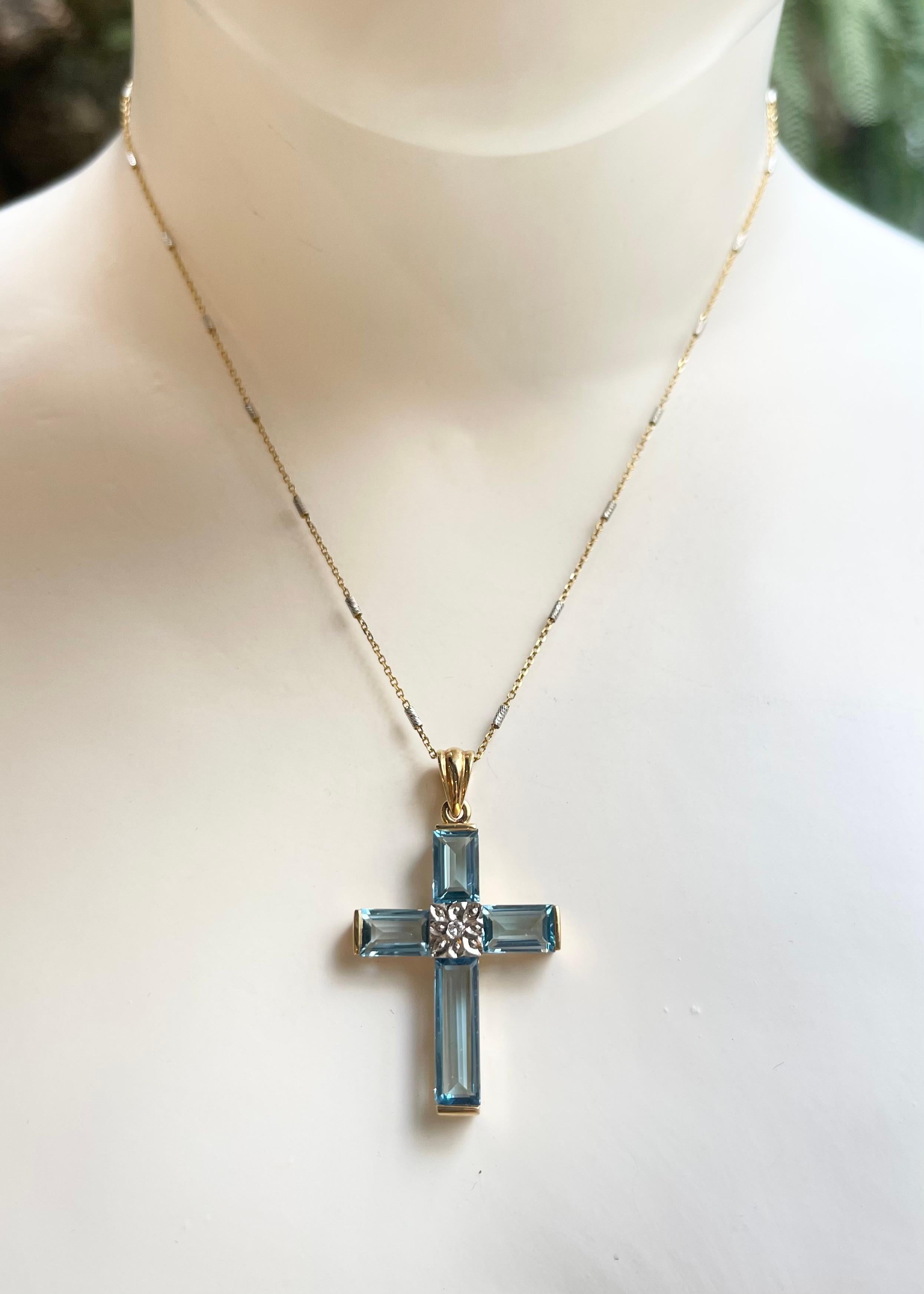 Blue Topaz 7.20 carats with Diamond 0.03 carat Cross Pendant set in 14K Gold Settings
(chain not included)

Width: 2.2 cm 
Length: 4.0 cm
Total Weight: 6.15 grams

